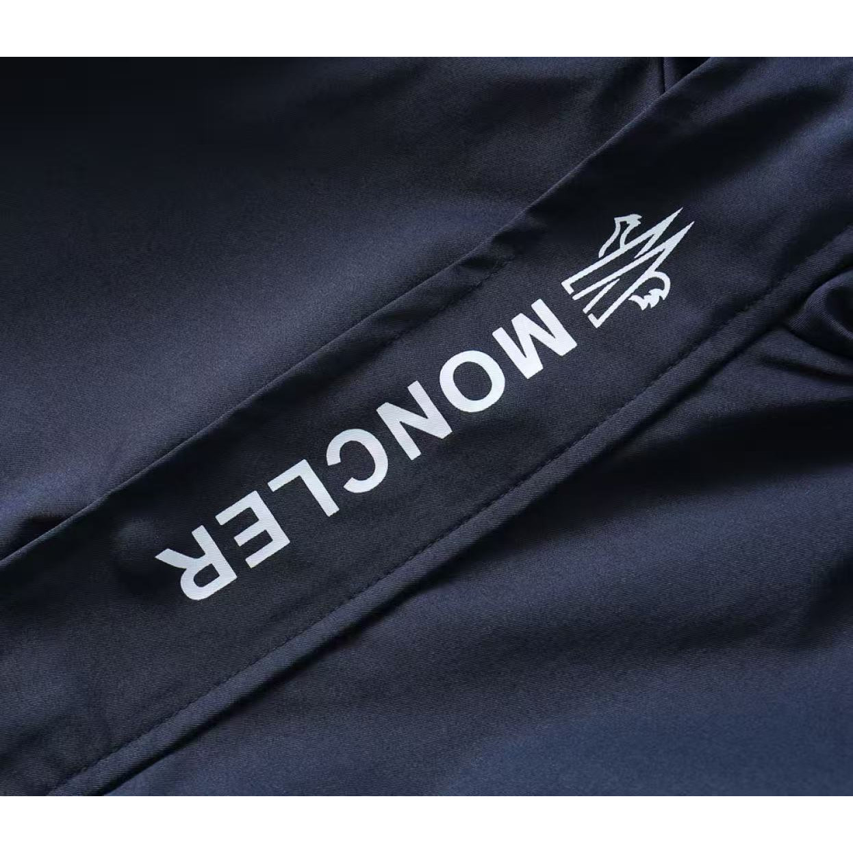 <p>MONCLER 男士夹克外套(800830)</p>