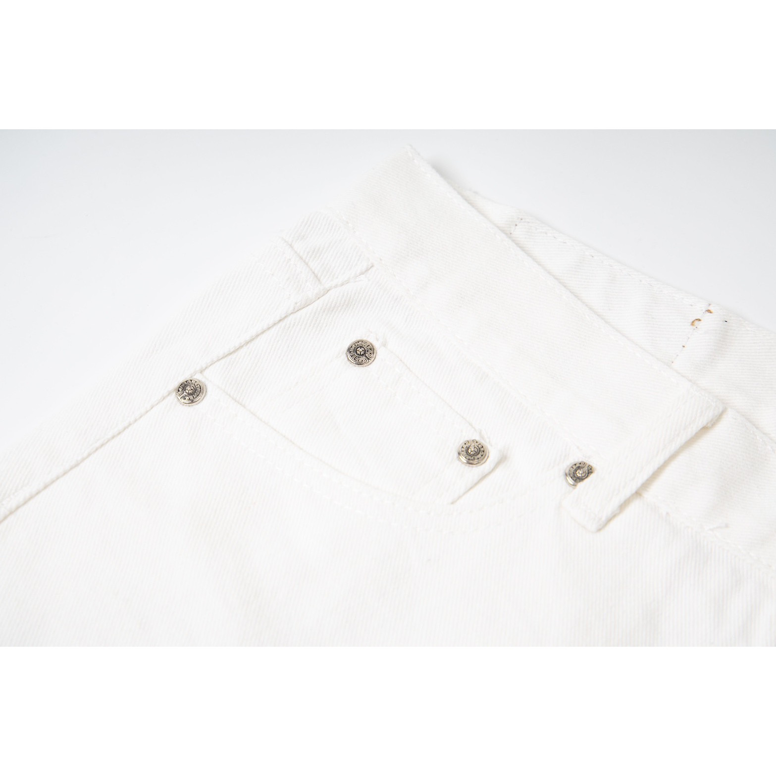 <p>CHROME HEARTS 白底拼豹纹中古涂鸦绘画高街牛仔裤(1782#)</p>