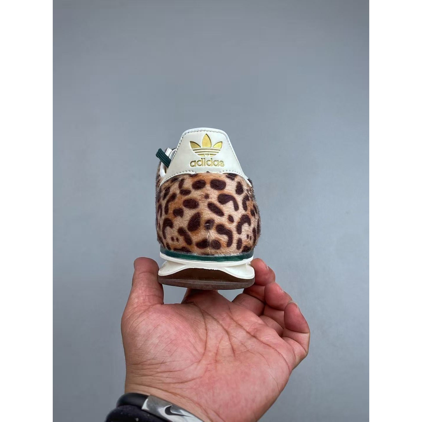 <p>Adidas 复古休闲运动鞋(豹紋)</p>