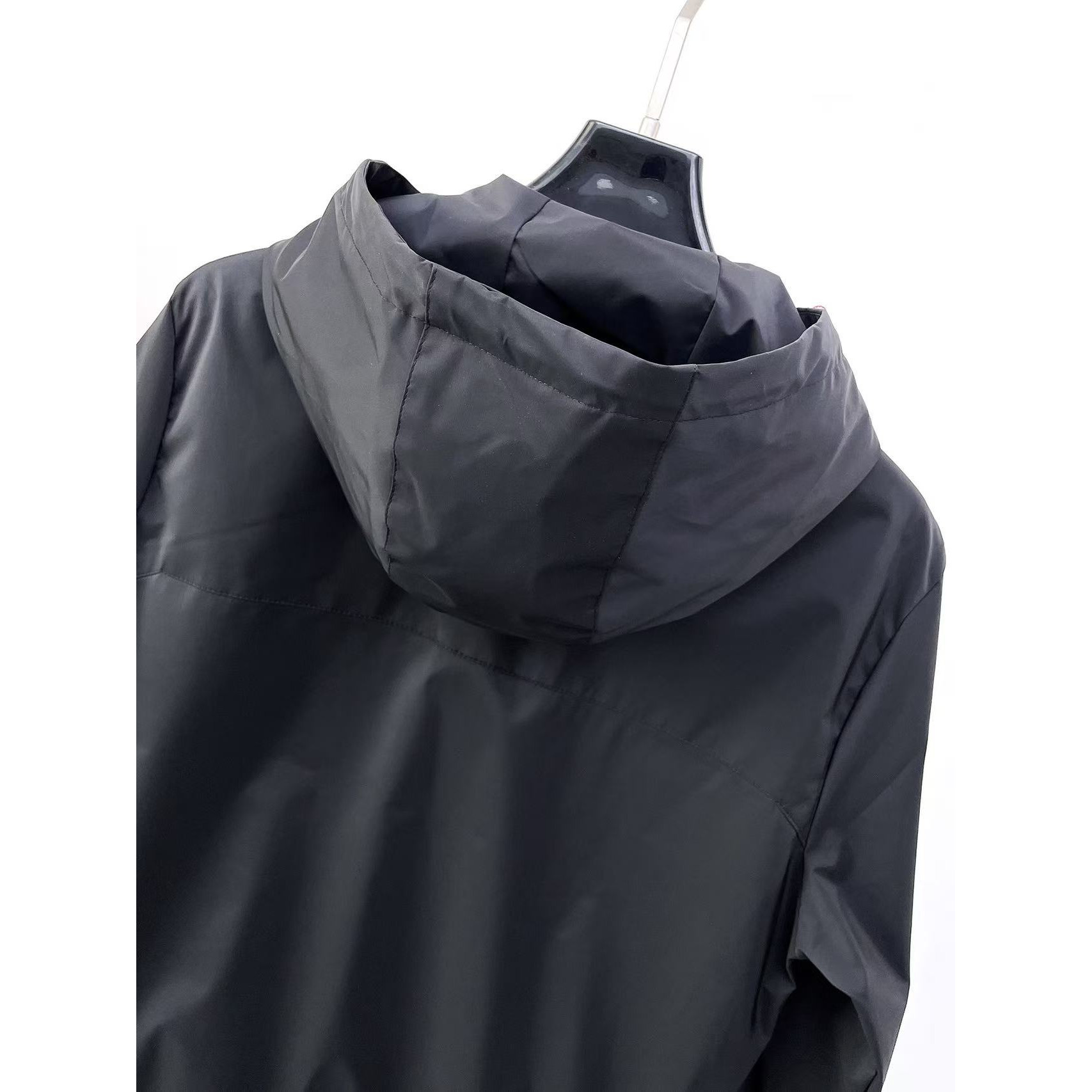 <p>MONCLER 时尚休闲夹克外套(黑)</p>