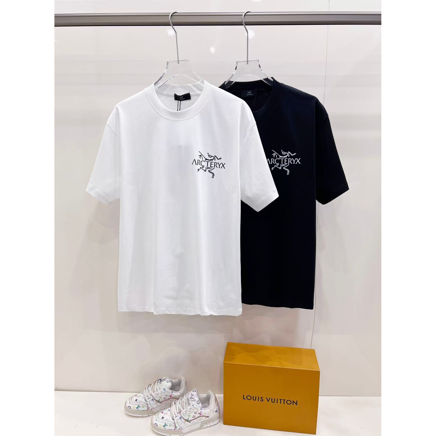 <p>Arc'teryx 短袖T恤(黑)&nbsp;</p>