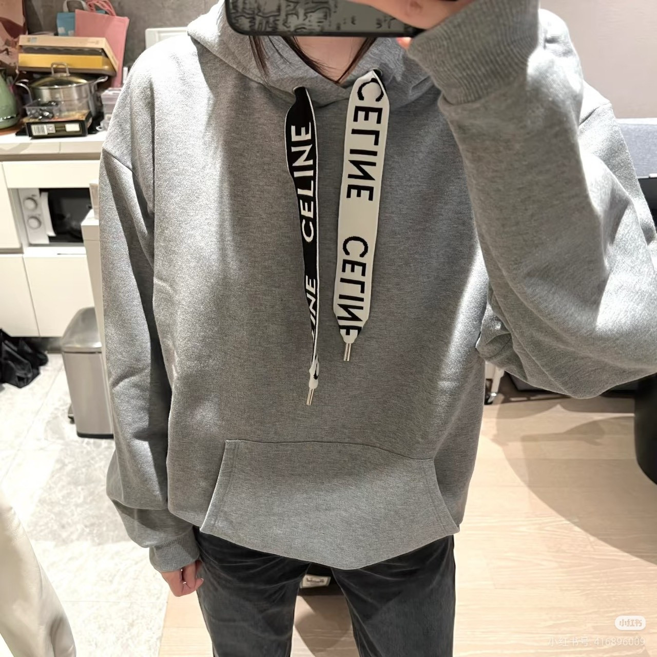 <p>Celine 抽绳logo连帽卫衣(灰)</p>