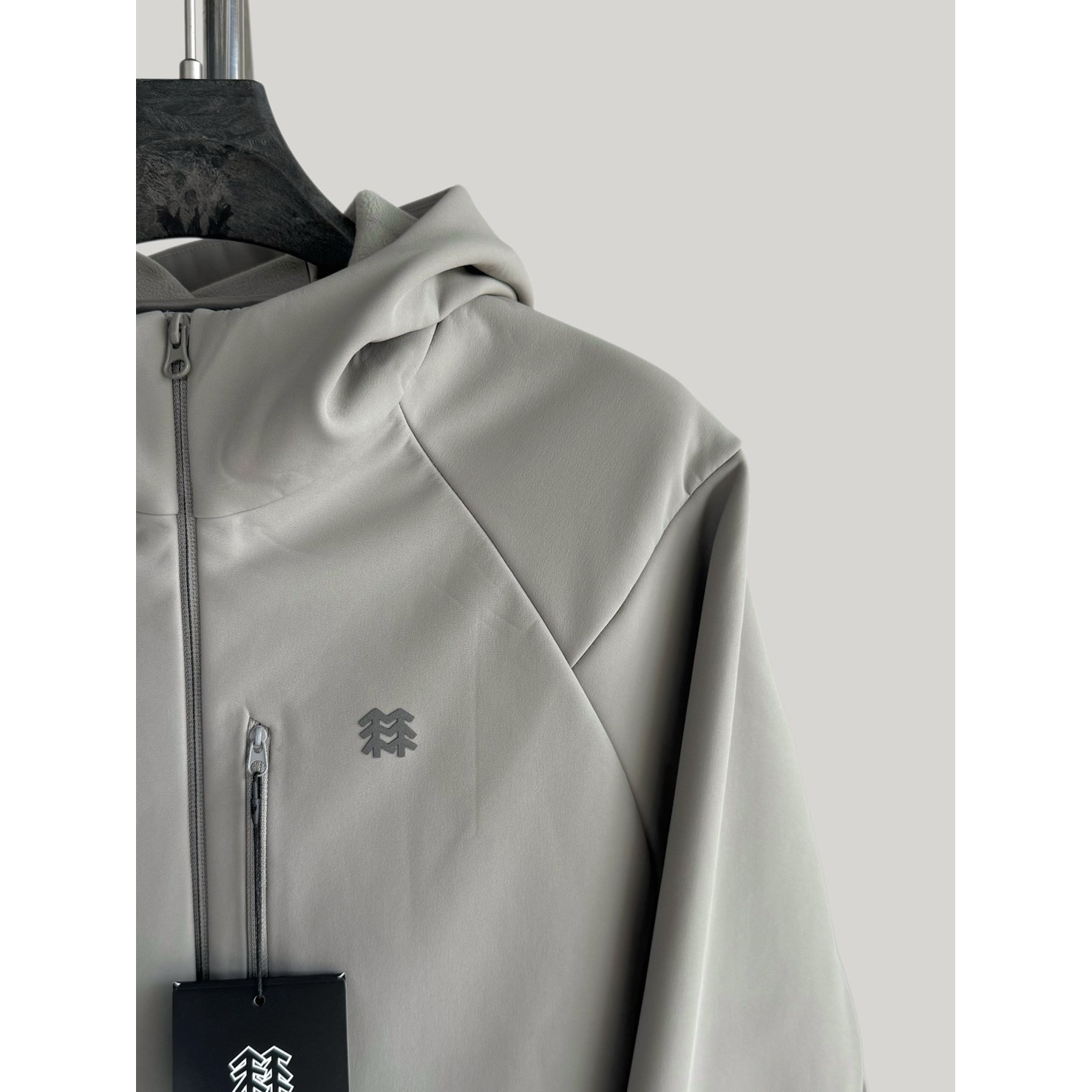 <p>KOLON SPORT 软壳加薄绒冲锋衣(米白灰)</p>