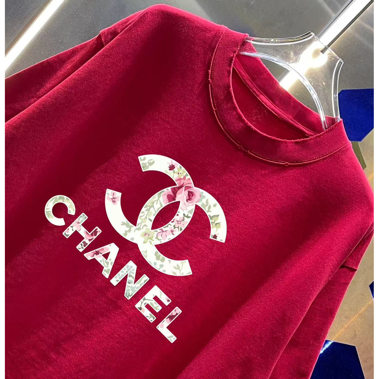 <p>CHANEL 洗水磨破短袖T恤(洗水紅)</p>