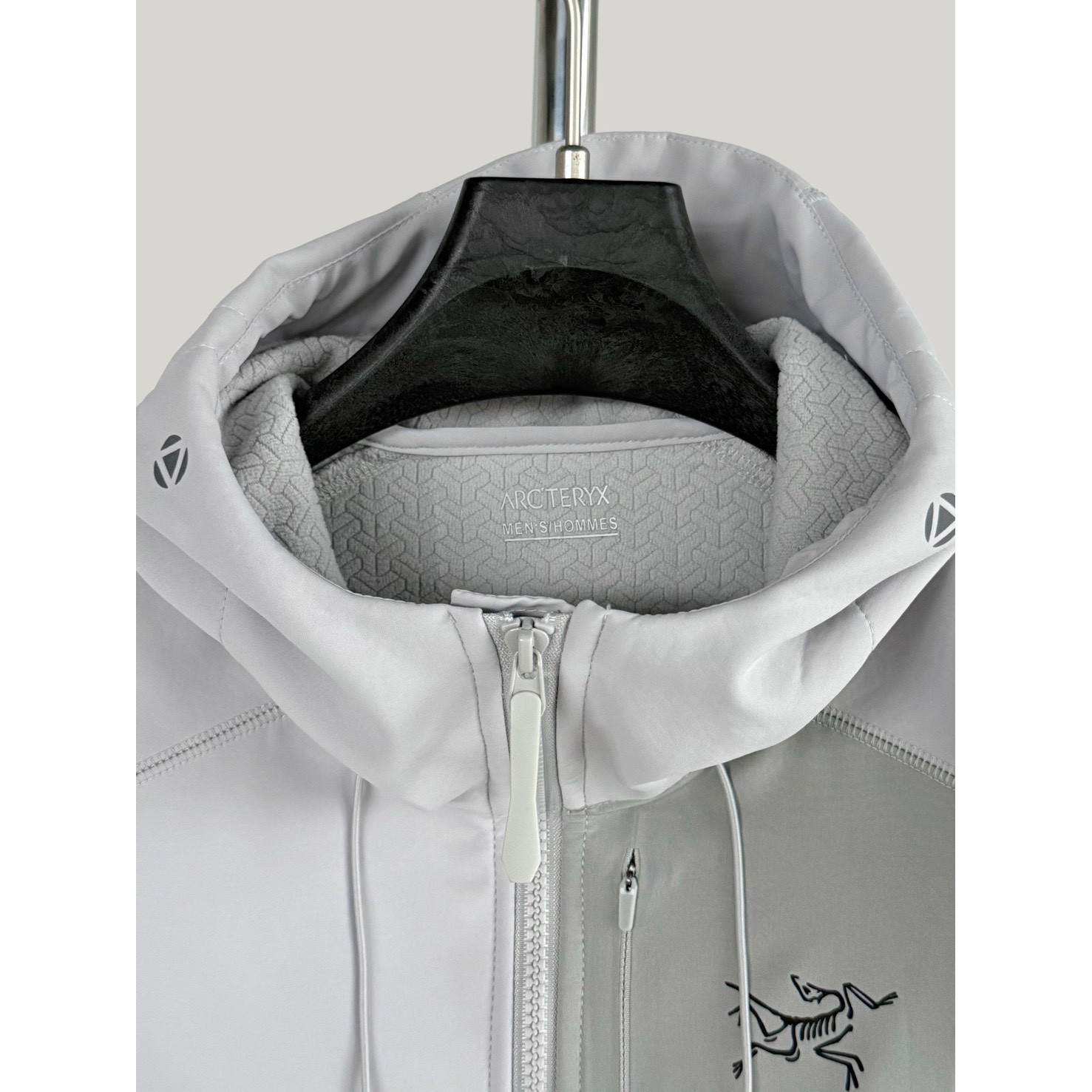 <p>Arc'teryx 软壳加薄绒冲锋衣(米白灰)</p>

<p>&nbsp;</p>

<p>&nbsp;</p>