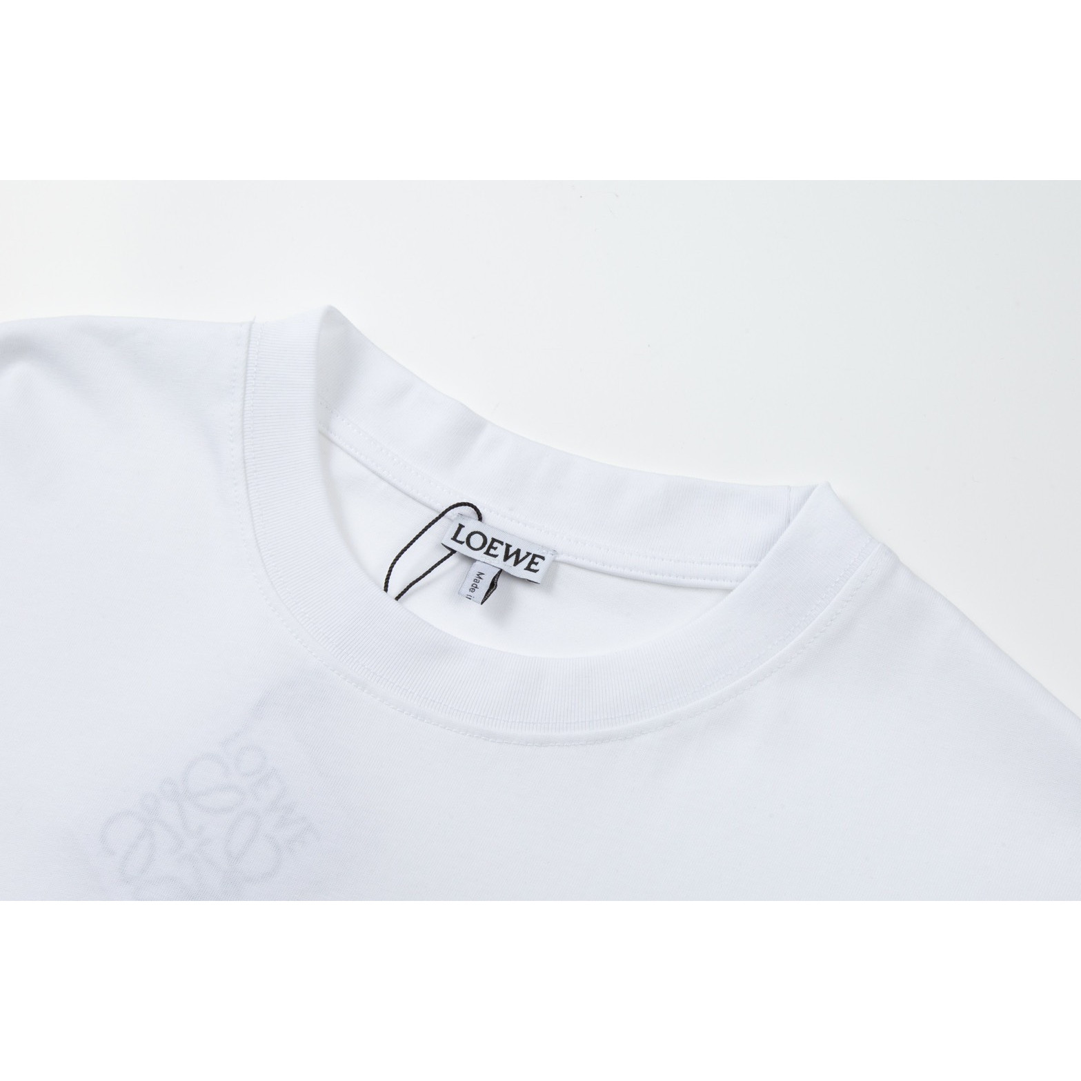 <p>&nbsp;LOEWE &nbsp;logo压花短袖T恤(白)</p>