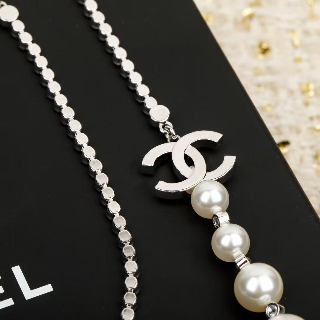 <p>CHANEL&nbsp; 银色水钻珍珠项链</p>