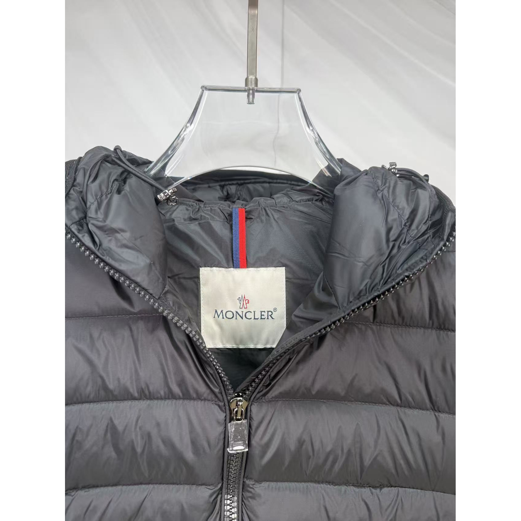 <p>Moncler Bles系列羽绒服(黑)</p>