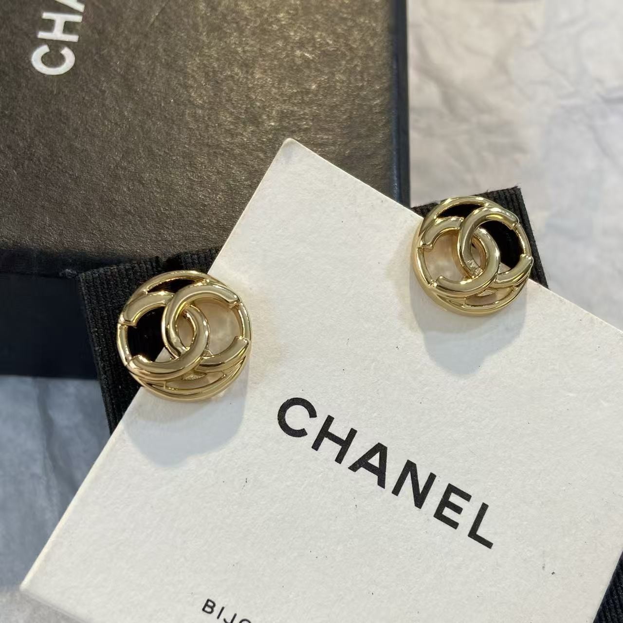 <p>CHANEL&nbsp;镂空圆形双C耳钉</p>