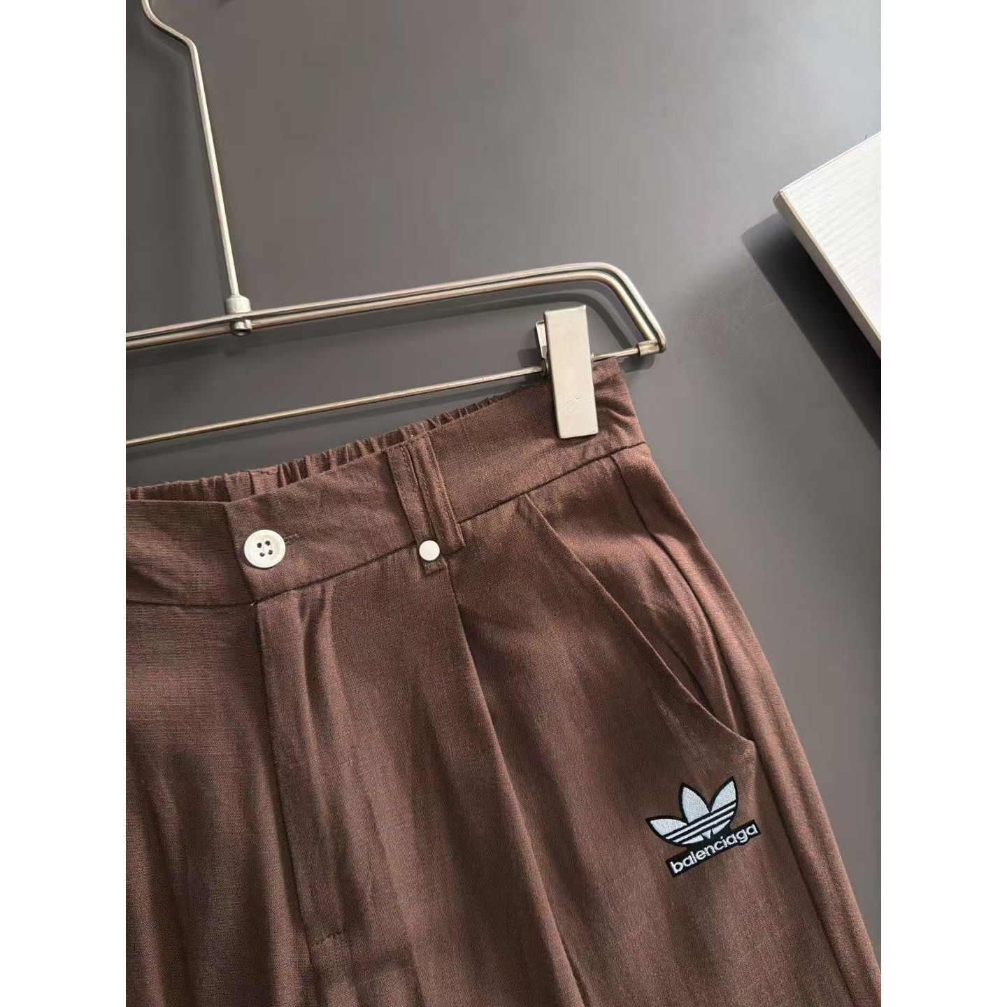 <p>Balenciaga 亚麻衬衫套装(棕)</p>