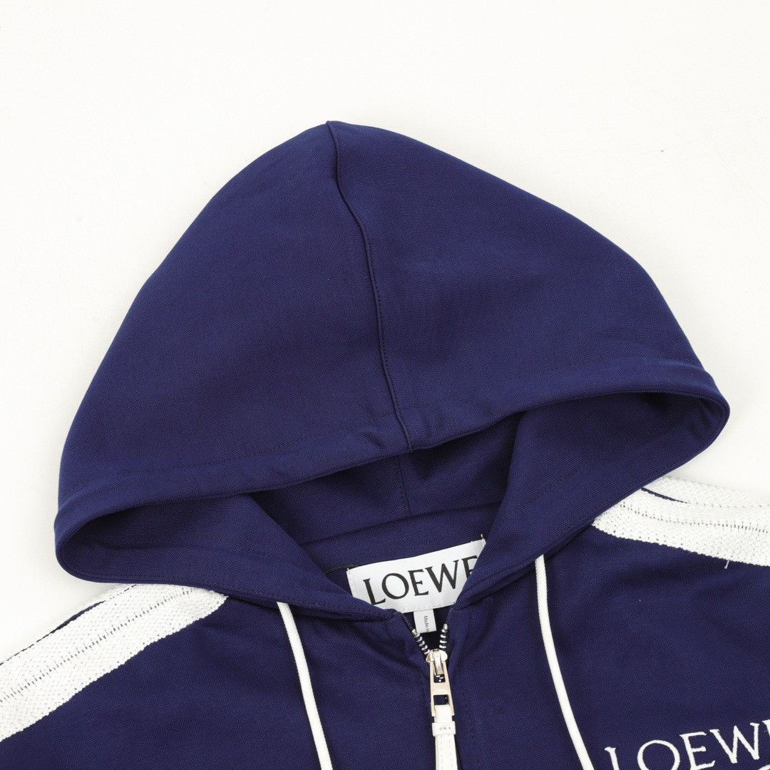 <p>Loewe 拼色织带刺绣连帽拉链外套(藍)</p>