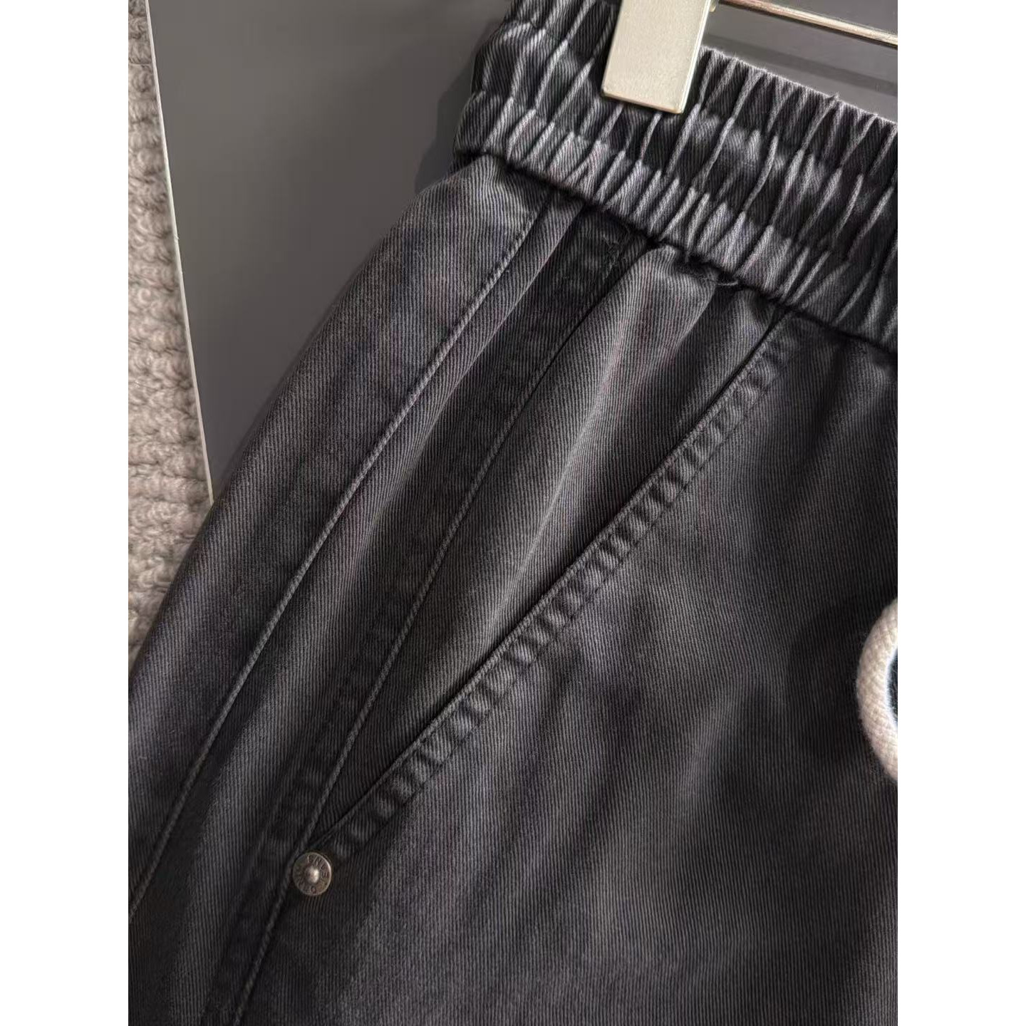 <p>MONCLER 秋冬新款松紧带休闲裤(淺黑)</p>