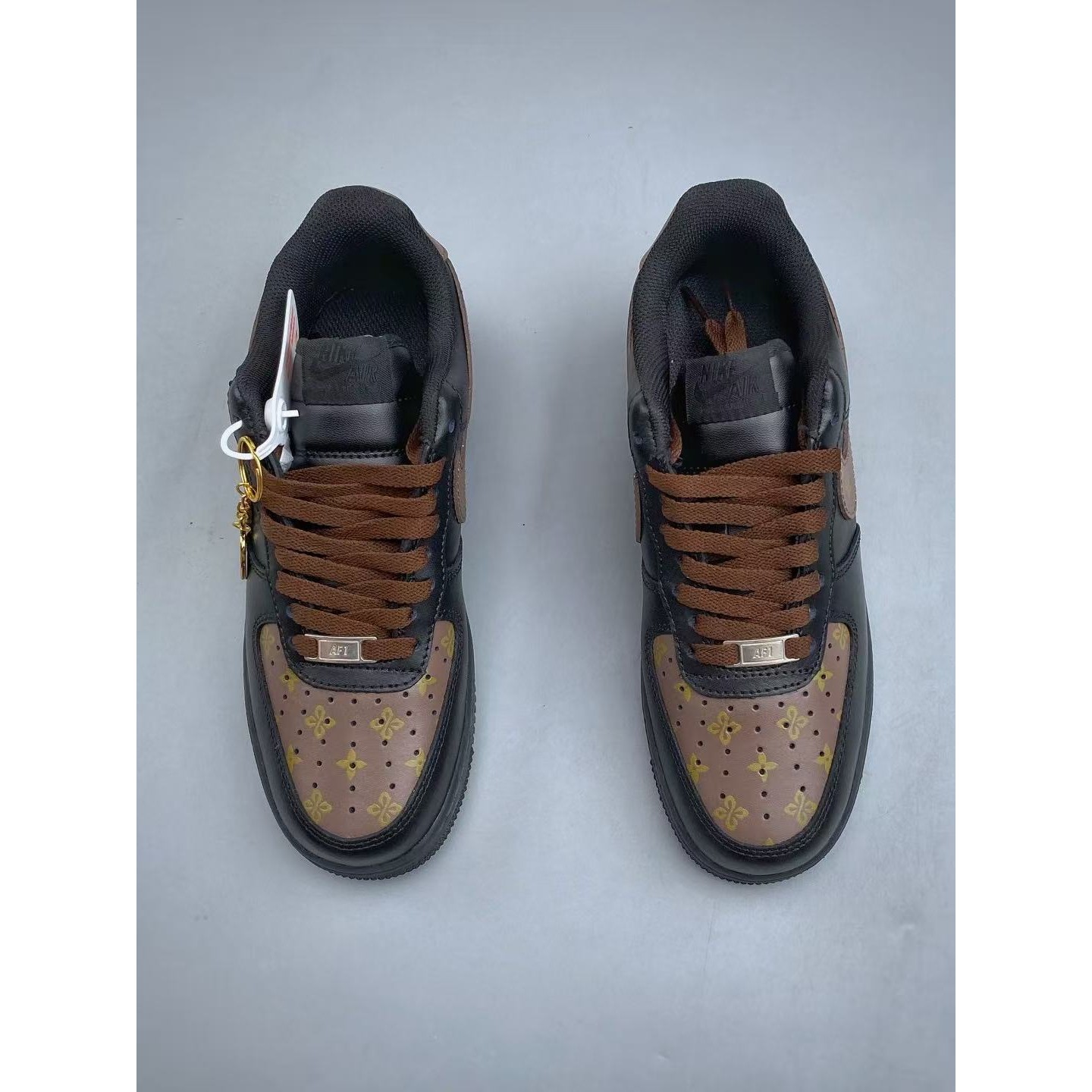 <p>Nike Air Force1 07 low &nbsp;联名款(棕色)</p>