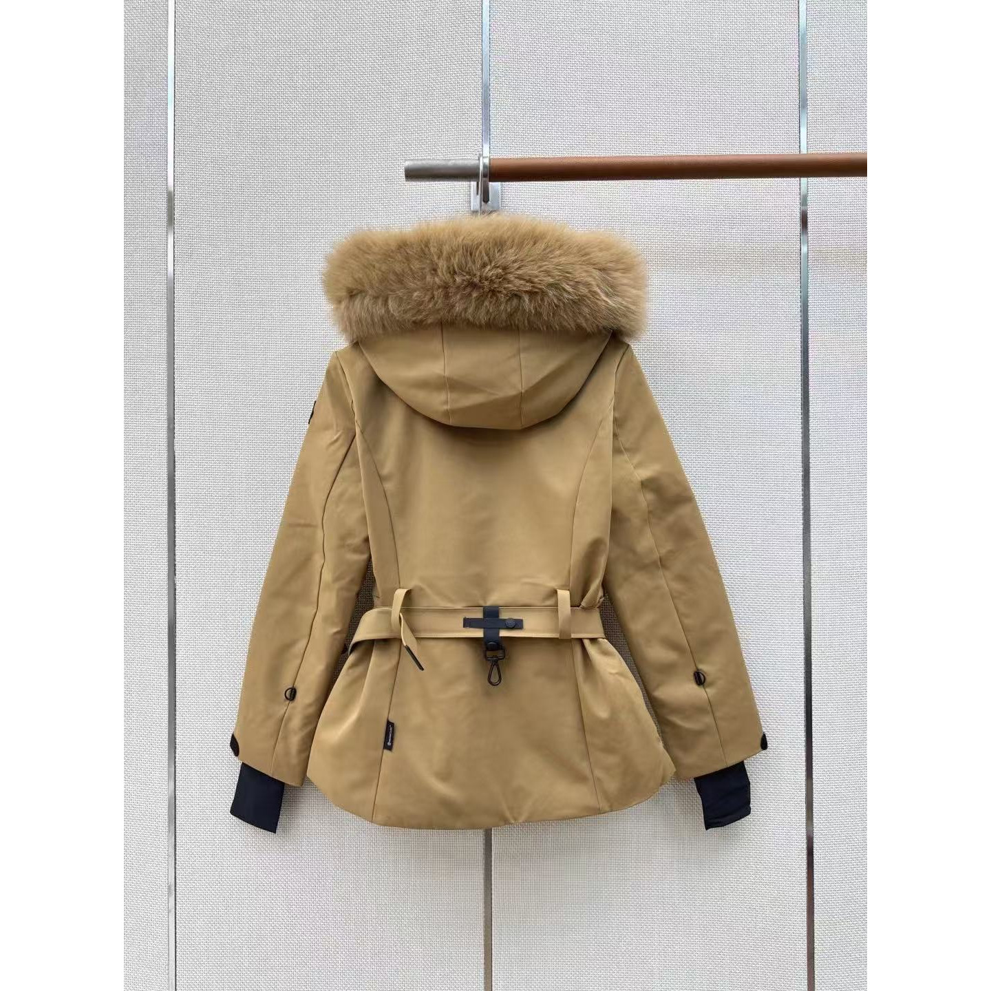 <p>MONCLER 经典Celac短款收腰羽绒滑雪服(卡其)</p>