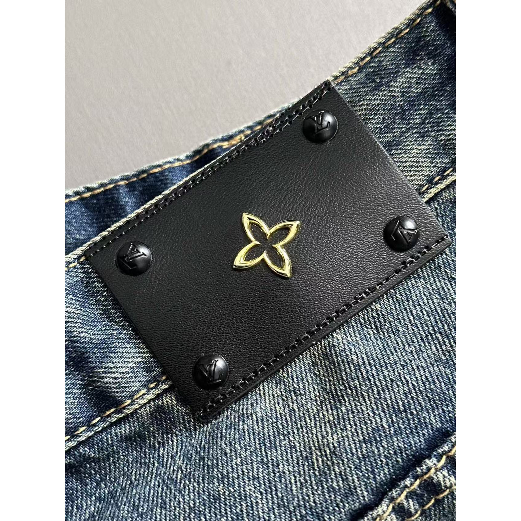 <p>LV 男士款重工直筒弯刀牛仔裤(藍)</p>