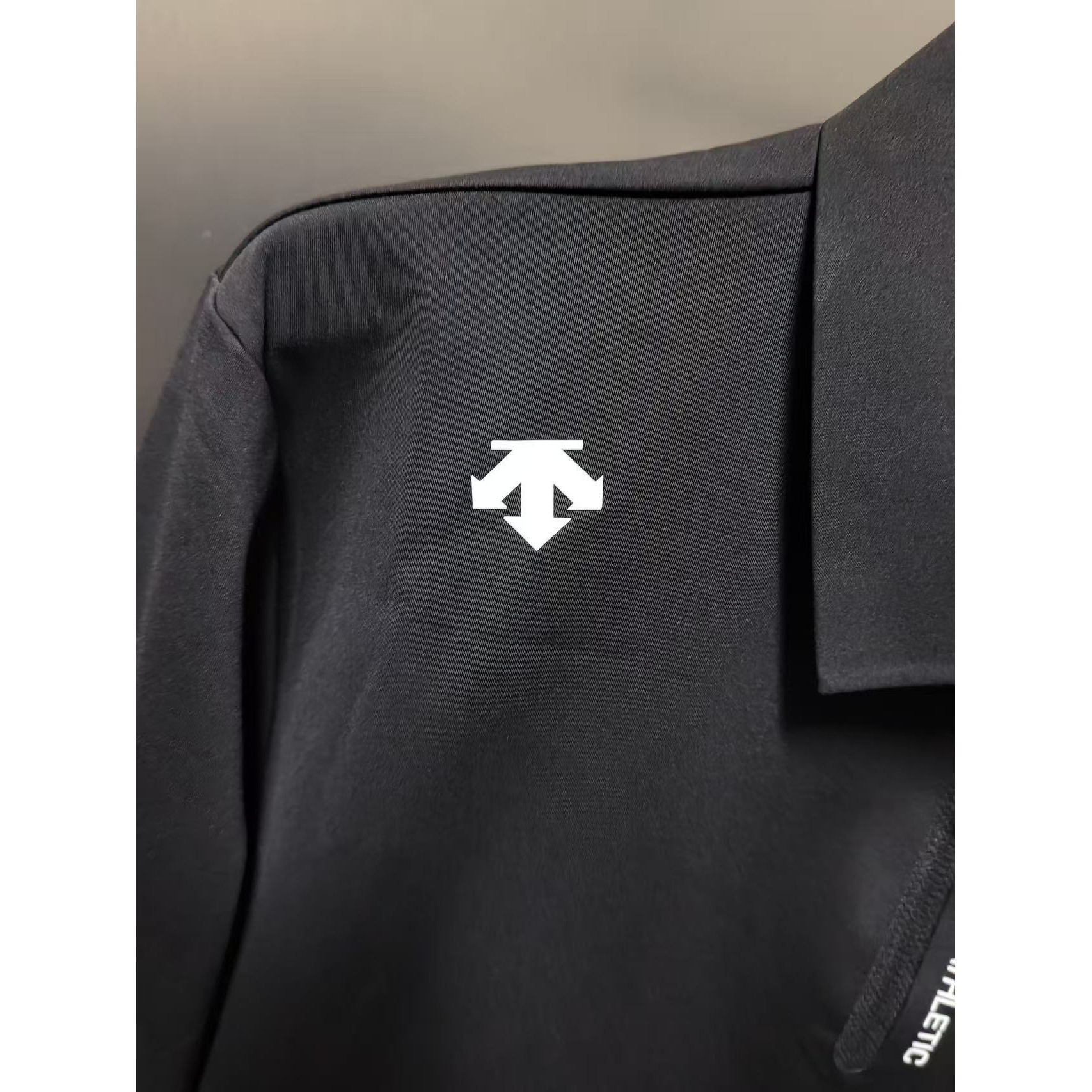 <p>Descente 半拉连长袖打底(黑)</p>