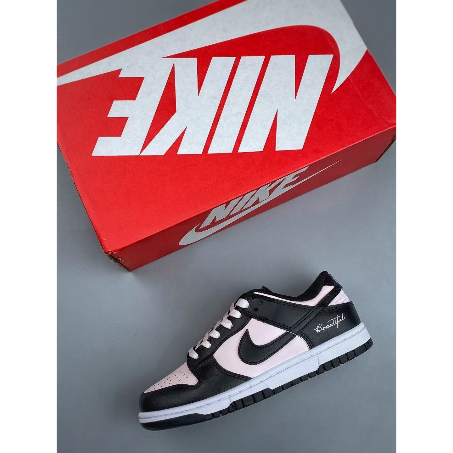 <p>Nike &nbsp;Dunk Low 黑+粉 低帮休闲板鞋&nbsp;</p>