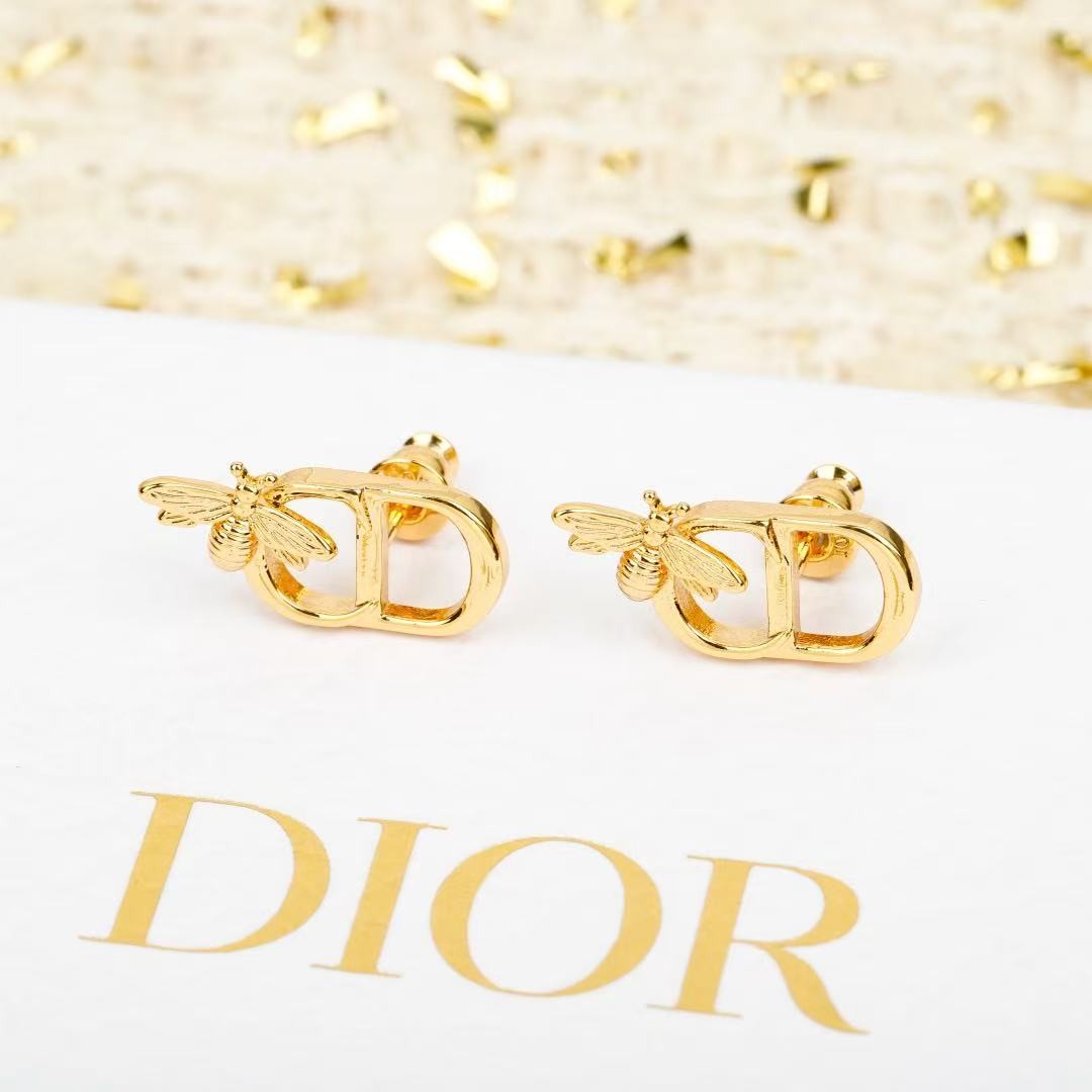 <p>DIOR&nbsp;蜜蜂耳钉</p>