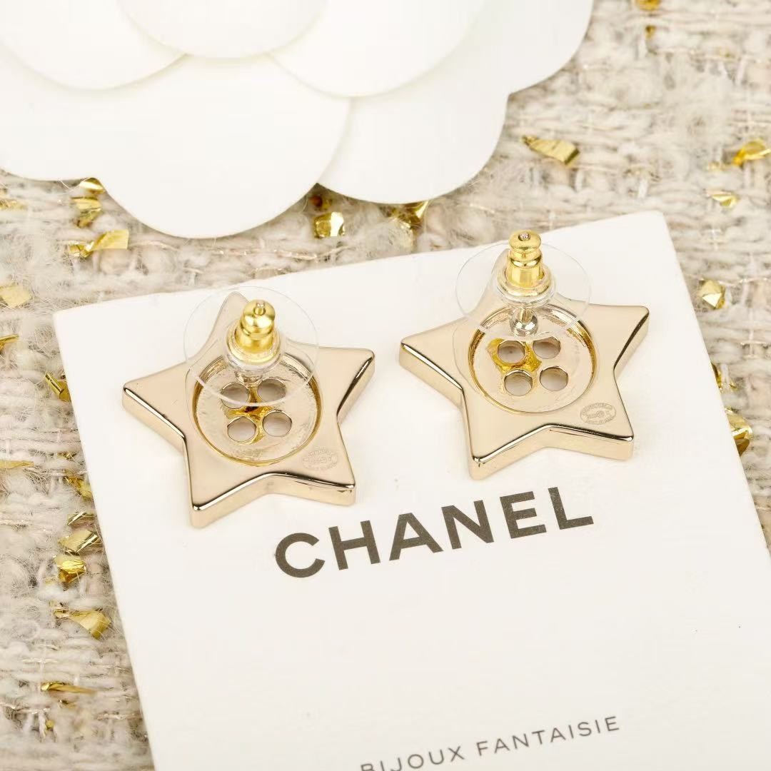 <p>CHANEL&nbsp;纽扣五角星耳钉</p>