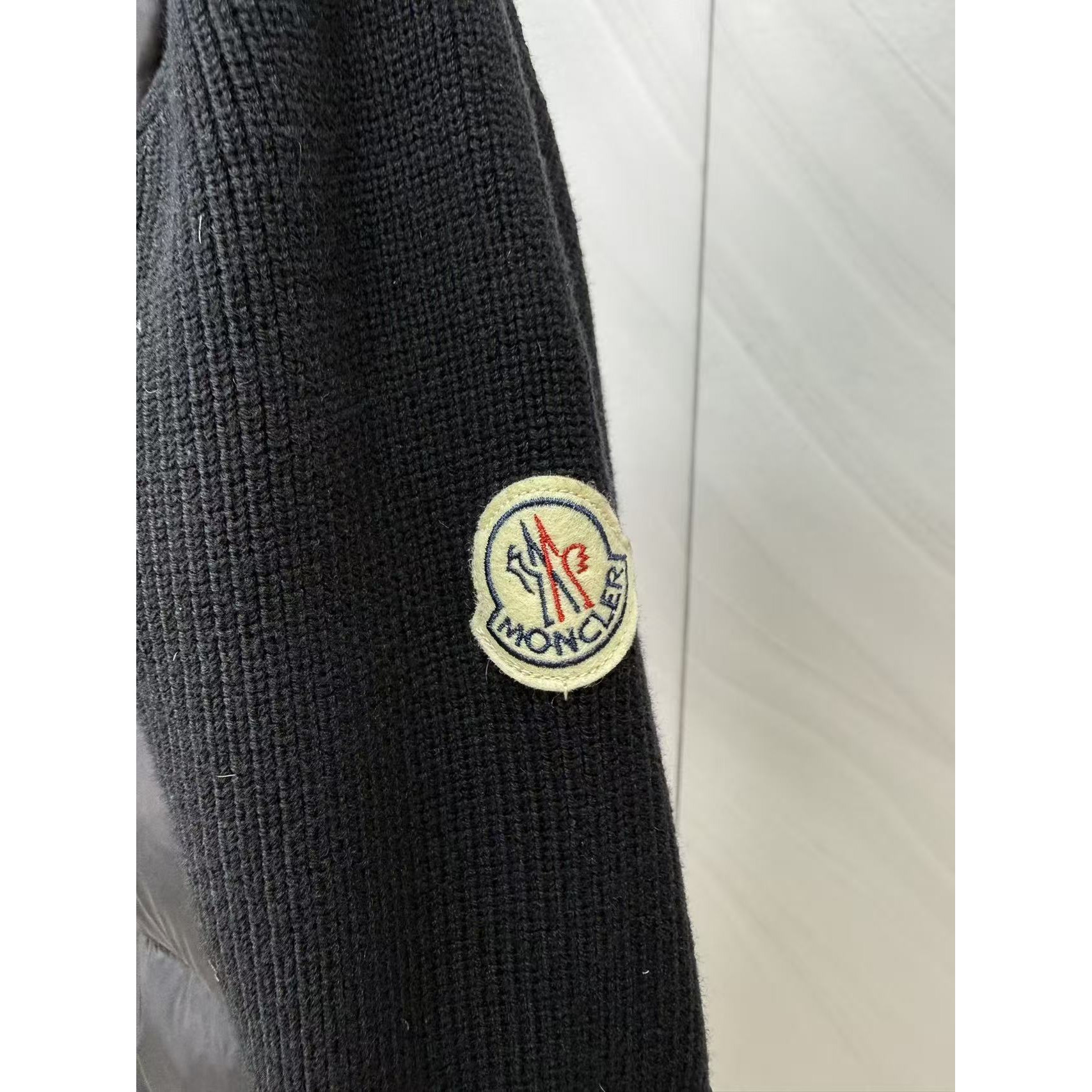 <p>Moncler 羊毛连帽针织男士羽绒服(黑)</p>