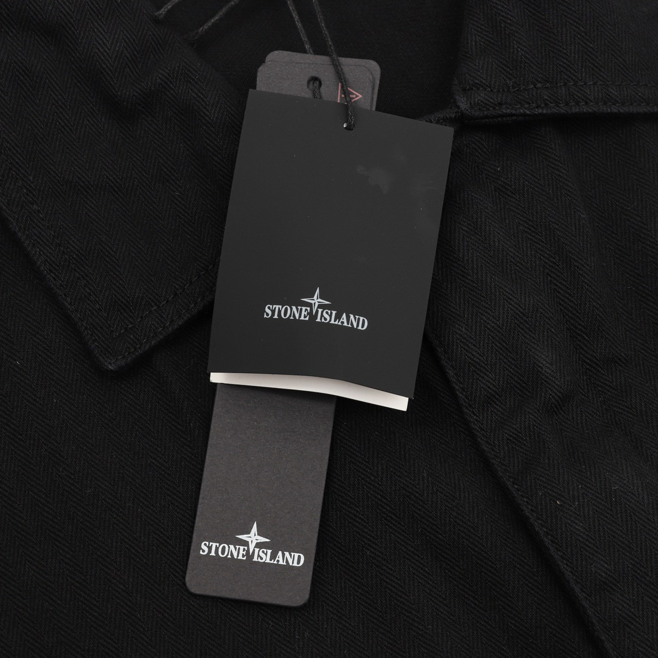<p>Stone Island 户外口袋长款衬衫外套(黑)</p>