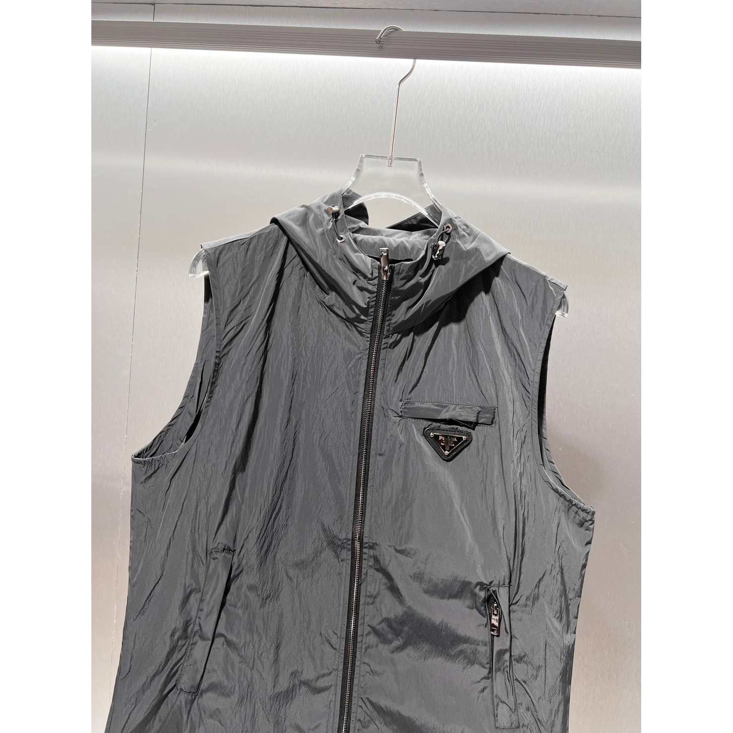 <p>PRADA&nbsp;马克外套(灰)</p>