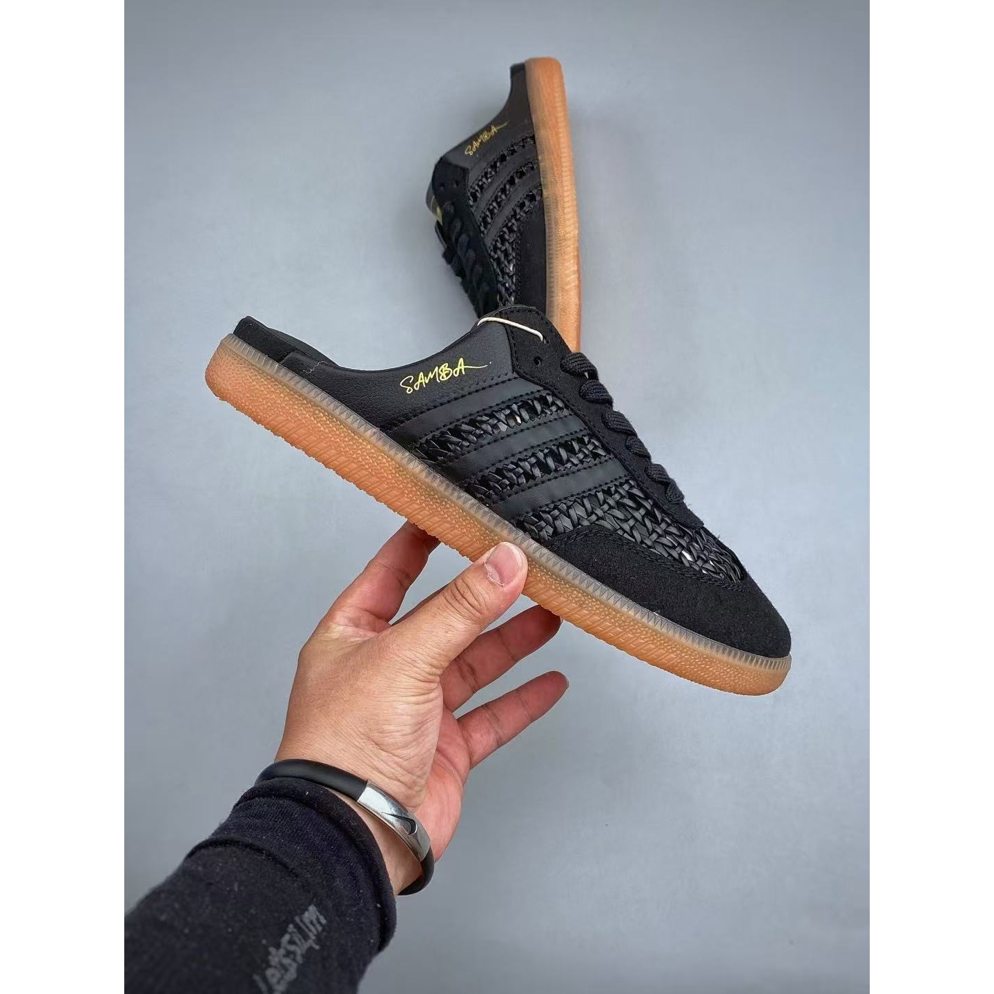<p>Adidas&nbsp; 包头拖鞋(黑)</p>