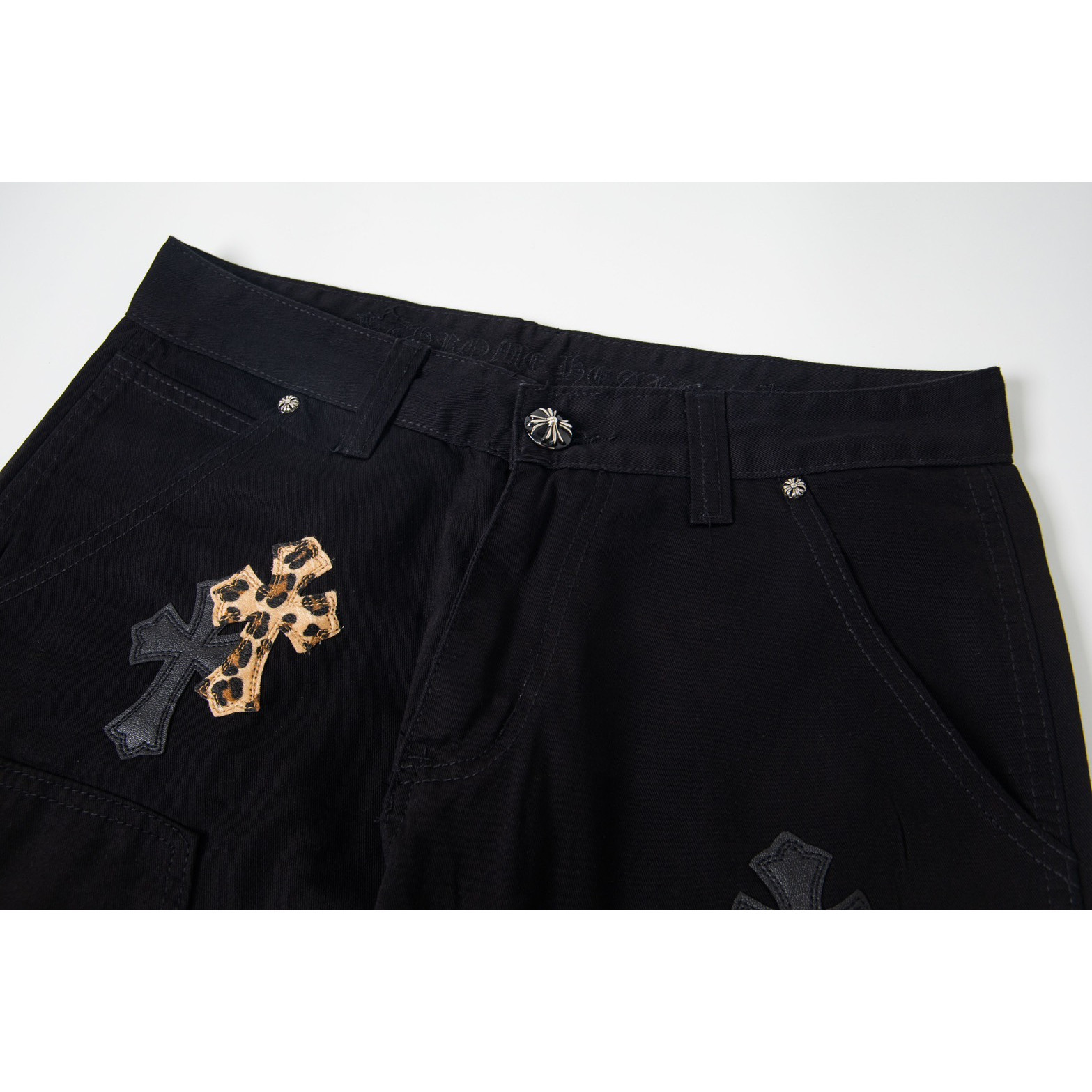 <p>CHROME HEARTS 豹纹拼黑皮伐木多皮元素水洗牛仔裤(1776#)</p>