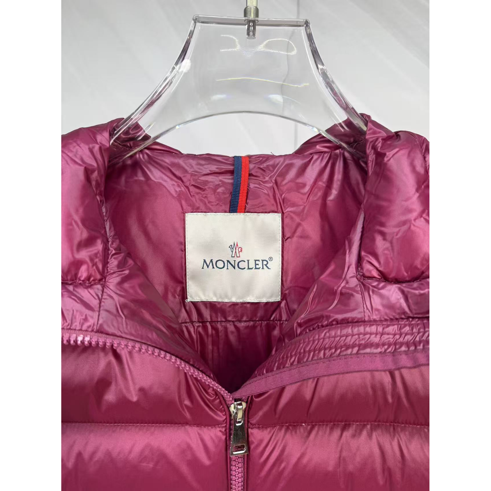 <p>Moncler 连帽中长羽绒服(玫紅色)</p>