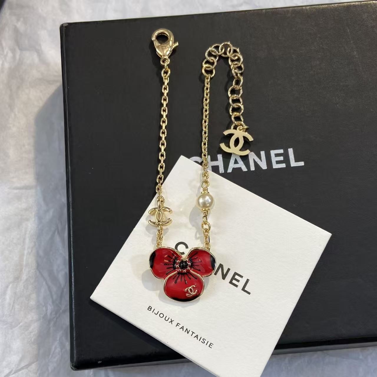 <p>CHANEL 三色堇珠c手链</p>
