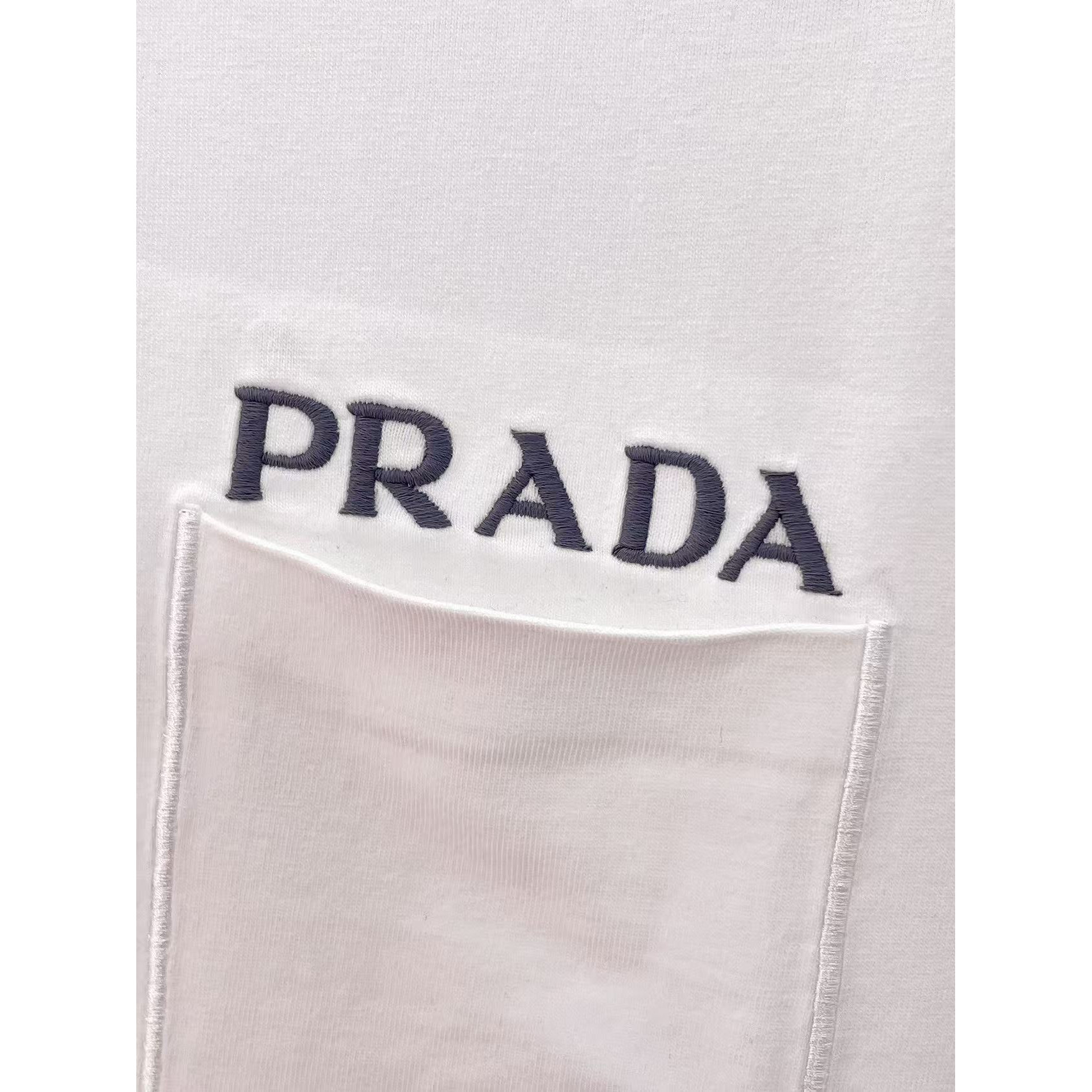<p>PRADA 专柜新款短袖T恤(白)</p>