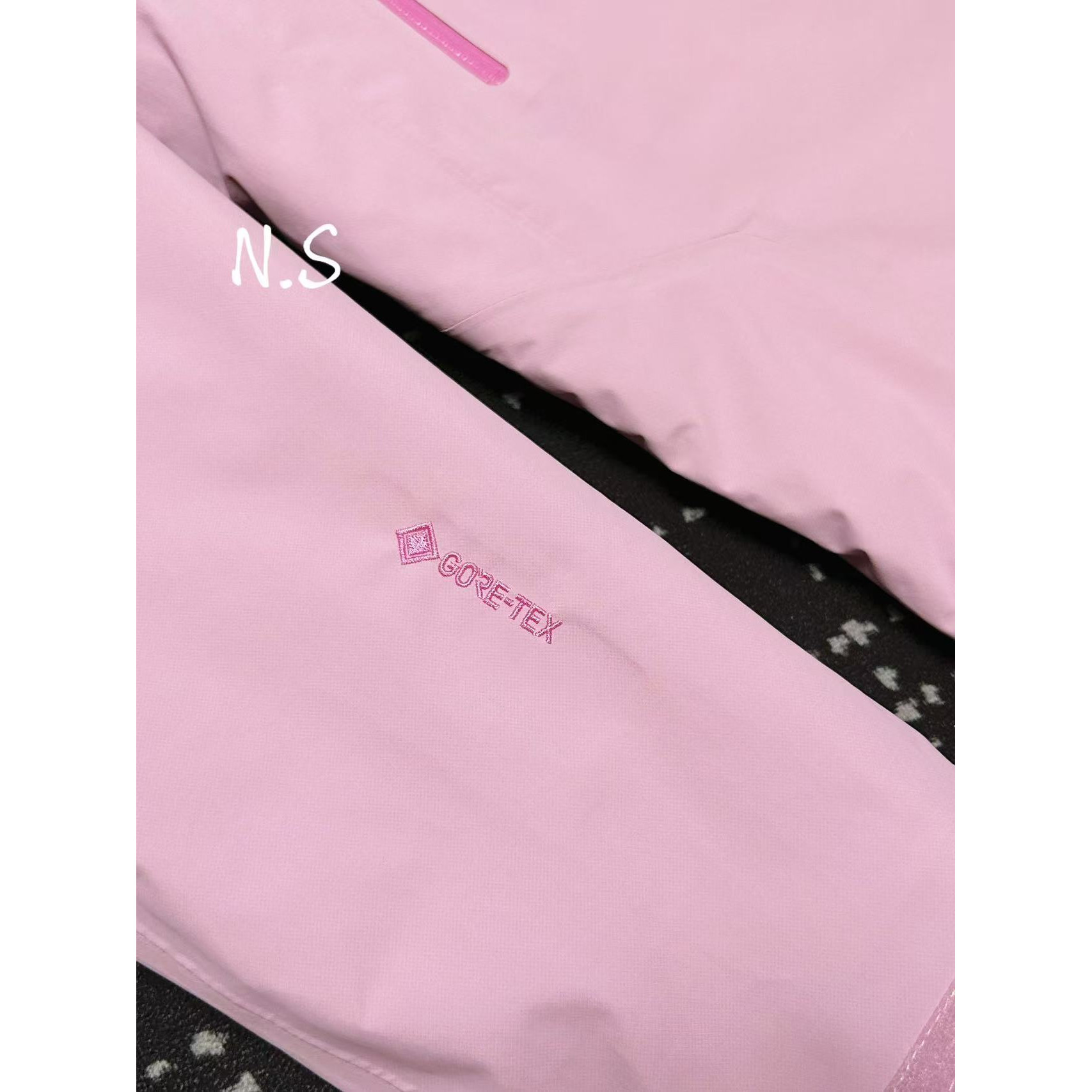 <p>Arc'teryx SL硬壳冲锋衣(潮汐粉)</p>