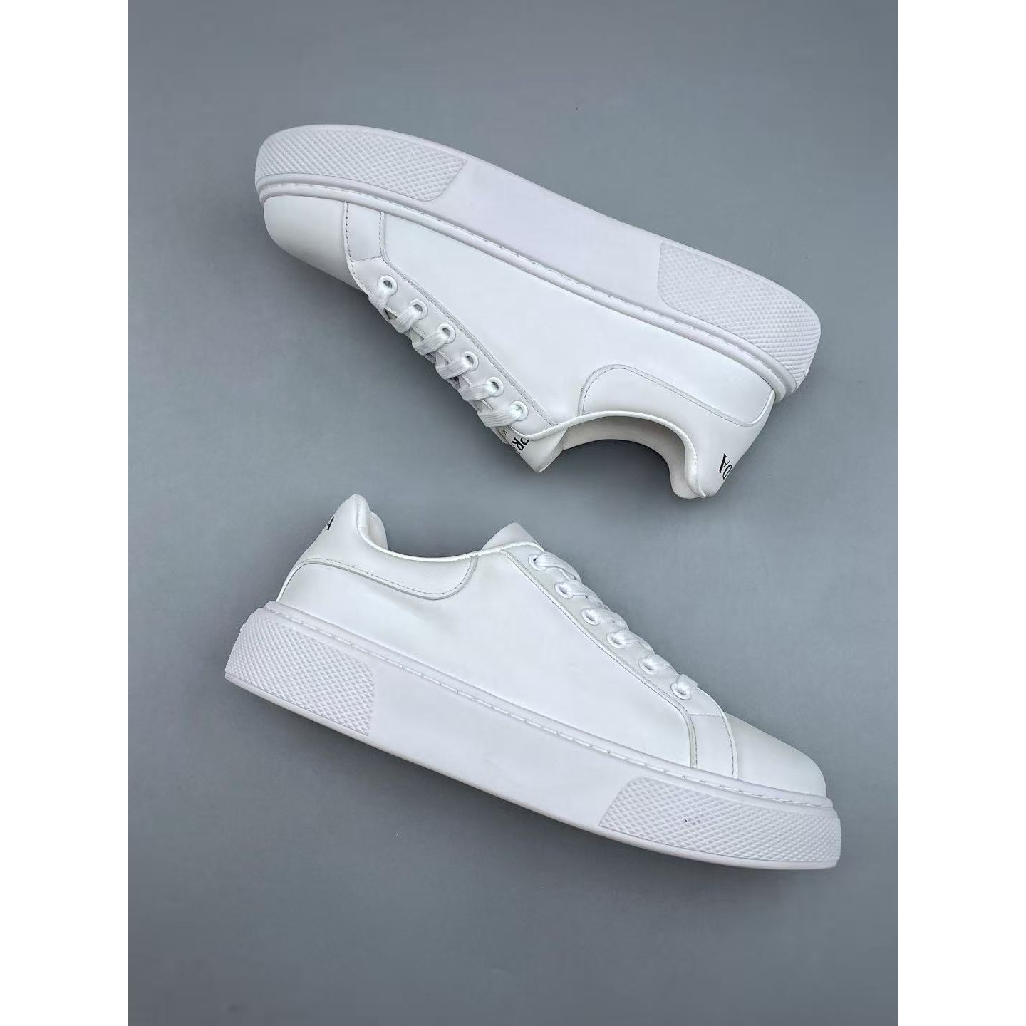 <p>PRADA 休闲小白鞋(白)</p>