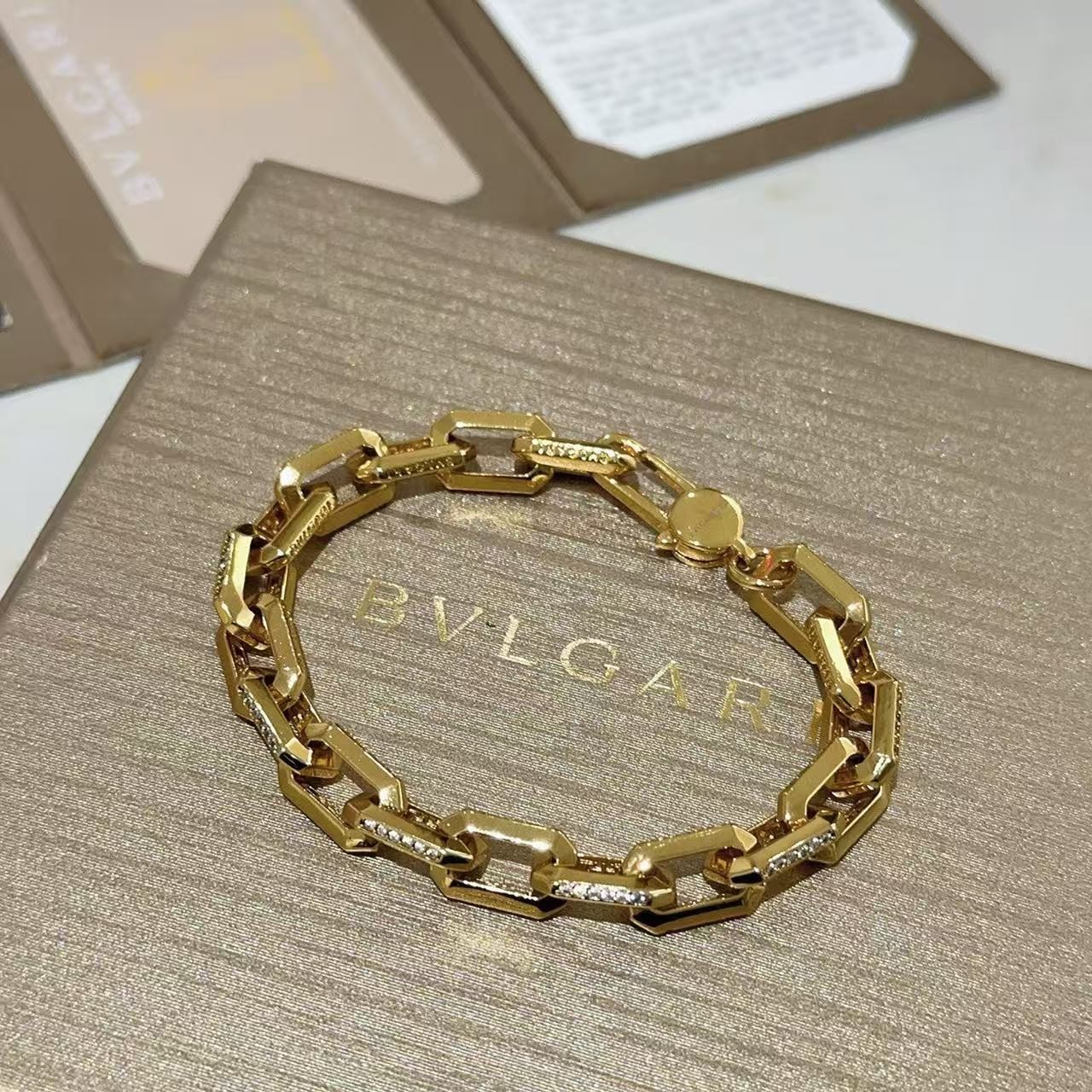 <p>BVLGARI&nbsp;手链</p>