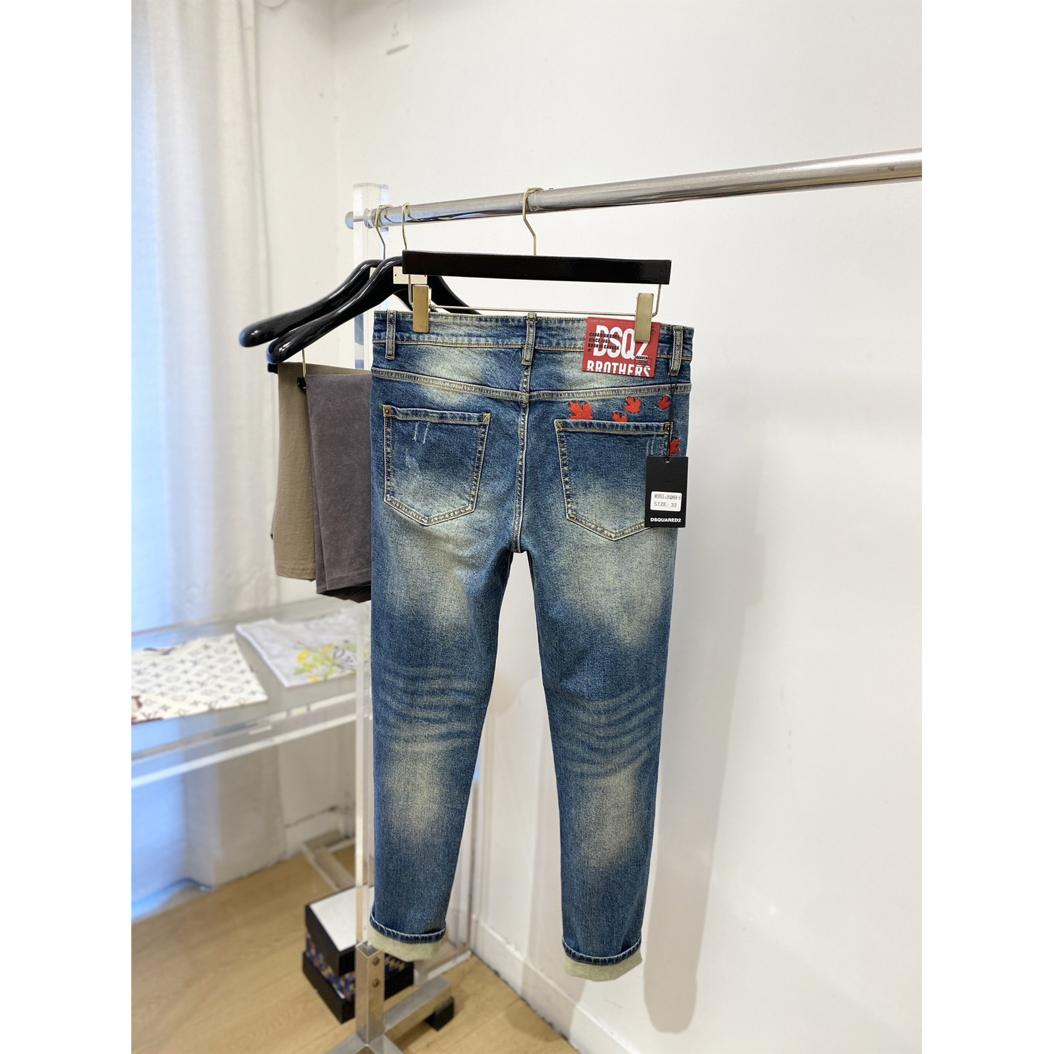 <p>DSQUARED2&nbsp;休闲牛仔裤</p>