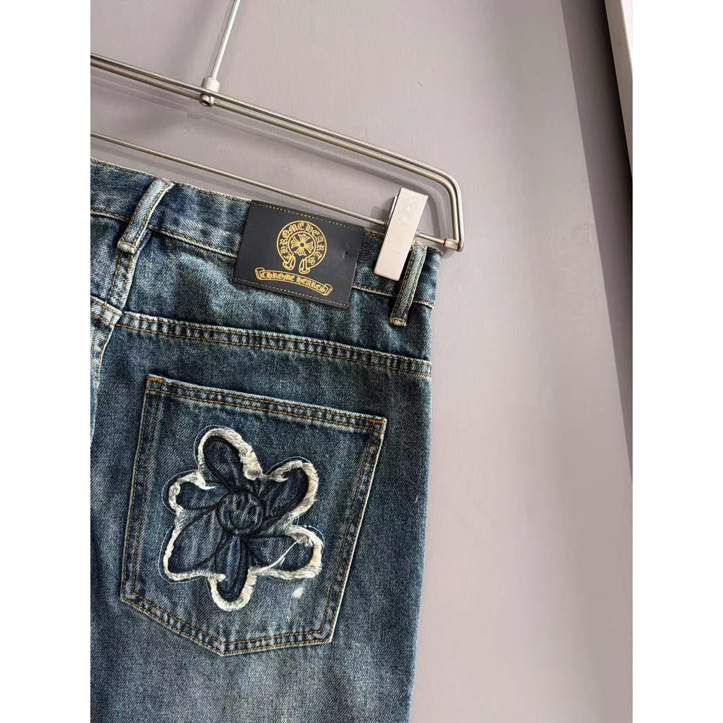 <p>CHROME HEARTS 四季款经典牛仔裤直筒长裤(藍)</p>