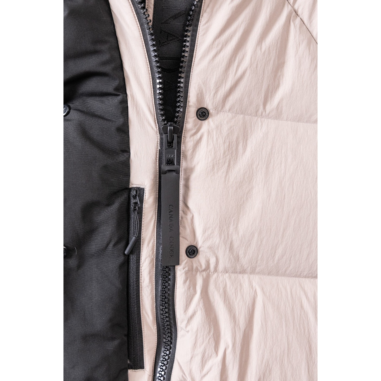 <p>Canada Goose Junction 黑标短款羽绒服(欧阳娜娜同款)(白色)</p>