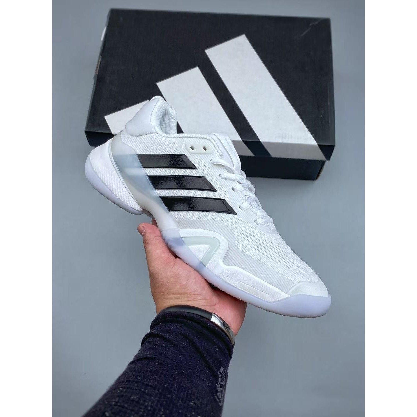<p>Adidas Barricade 14 W 透气缓震复古跑步鞋(白)</p>