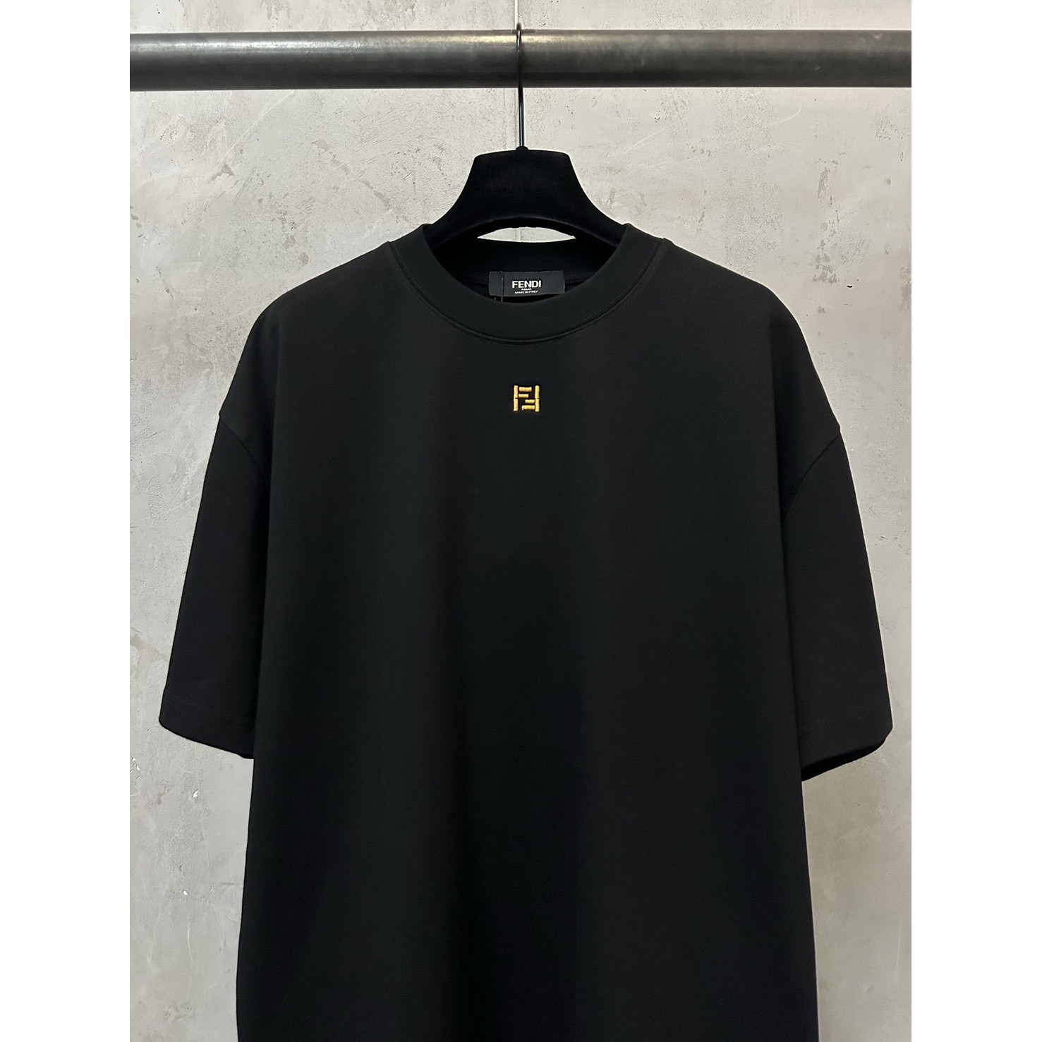 <p>FENDI 徽标刺绣短袖T恤(黑)</p>