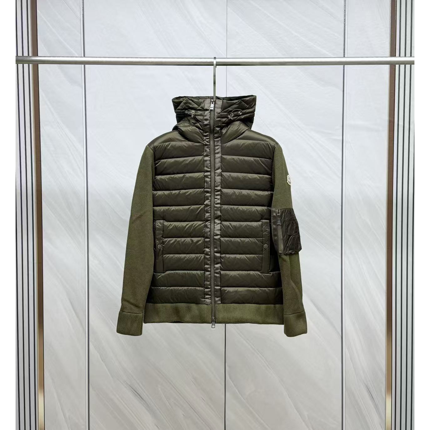 <p>Moncler 羊毛连帽针织男士羽绒服(綠)</p>
