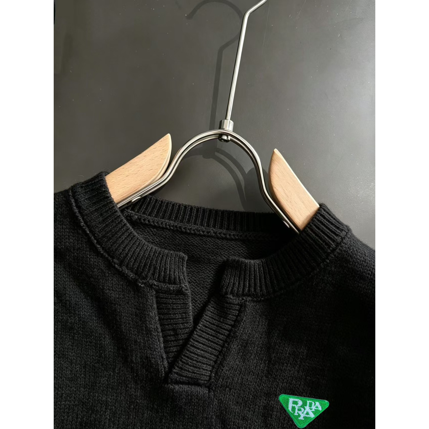 <p>PRADA 高品质男士毛衣(黑)</p>
