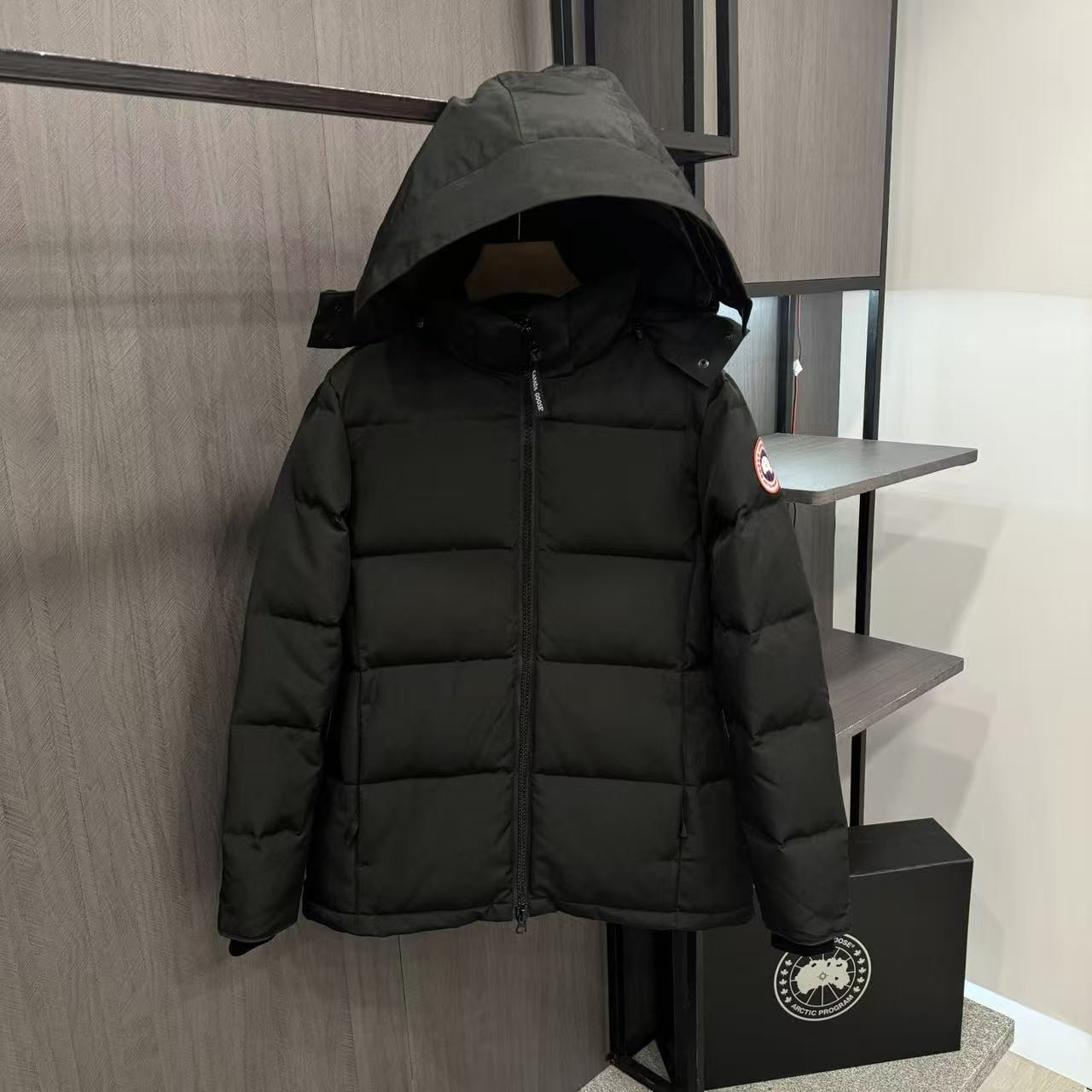 <p>Canada Goose Chelse*派克大衣羽绒服(黑色紅標)</p>