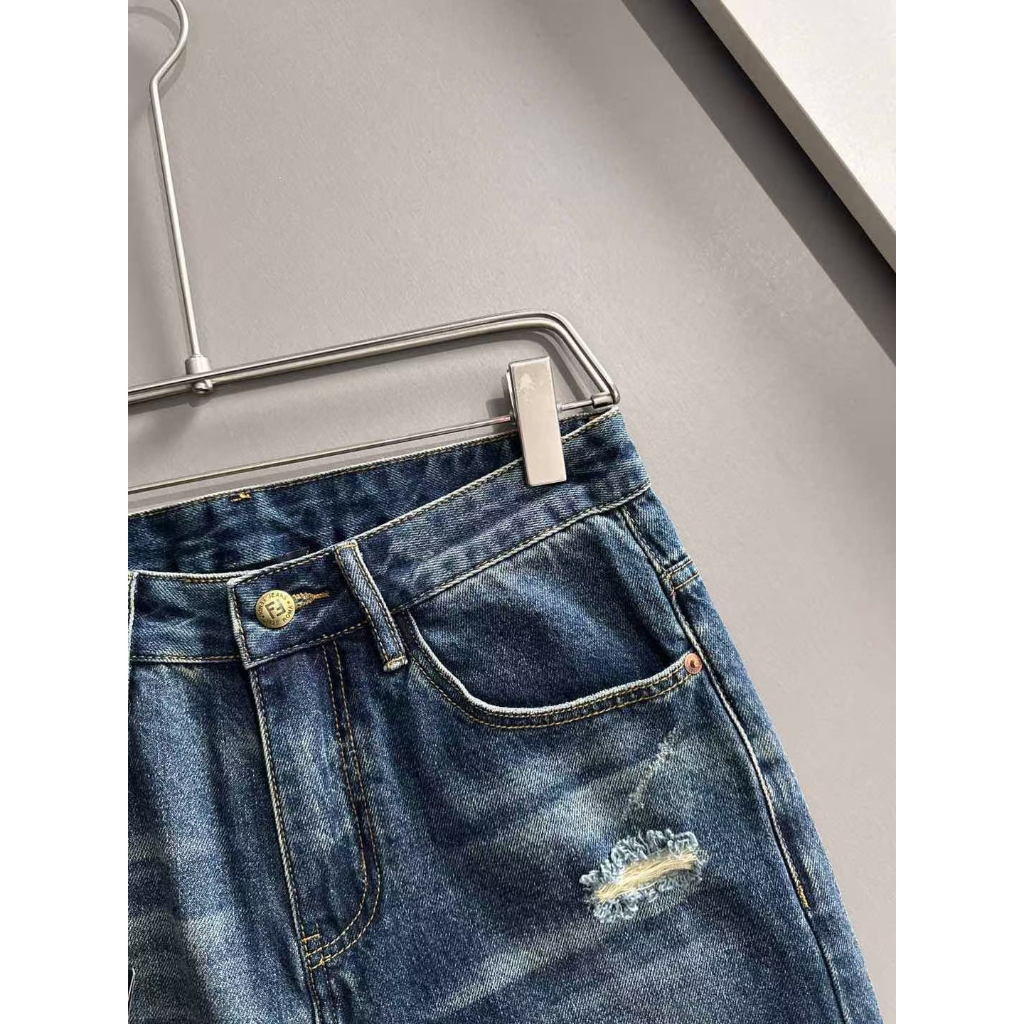 <p>FENDI&nbsp;四季款经典牛仔裤直筒长裤(藍)</p>