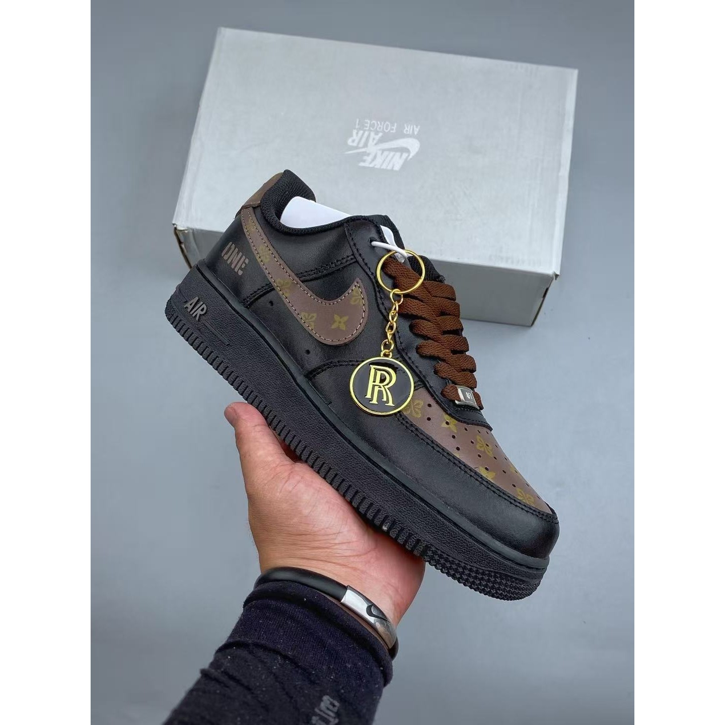 <p>Nike Air Force1 07 low &nbsp;联名款(棕色)</p>