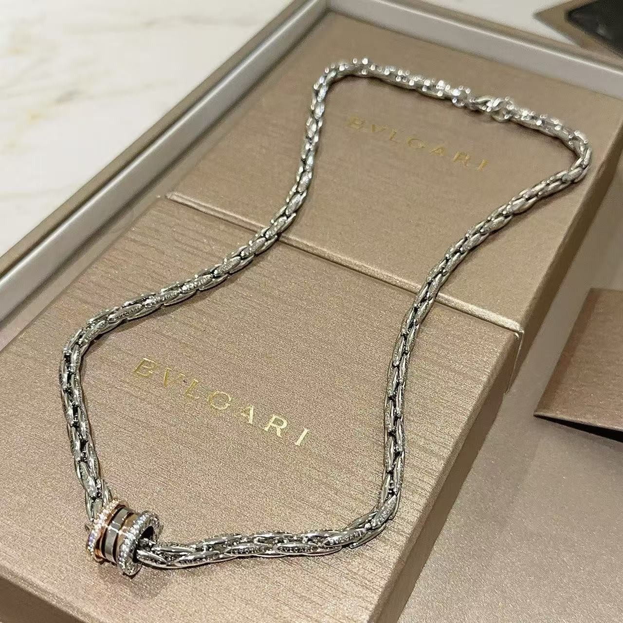 <p>BVLGARI&nbsp;项链</p>