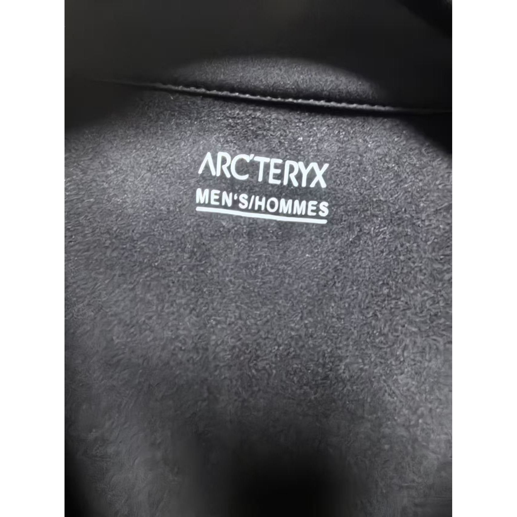 <p>Arc'teryx 半拉链口袋长袖打底(黑)</p>