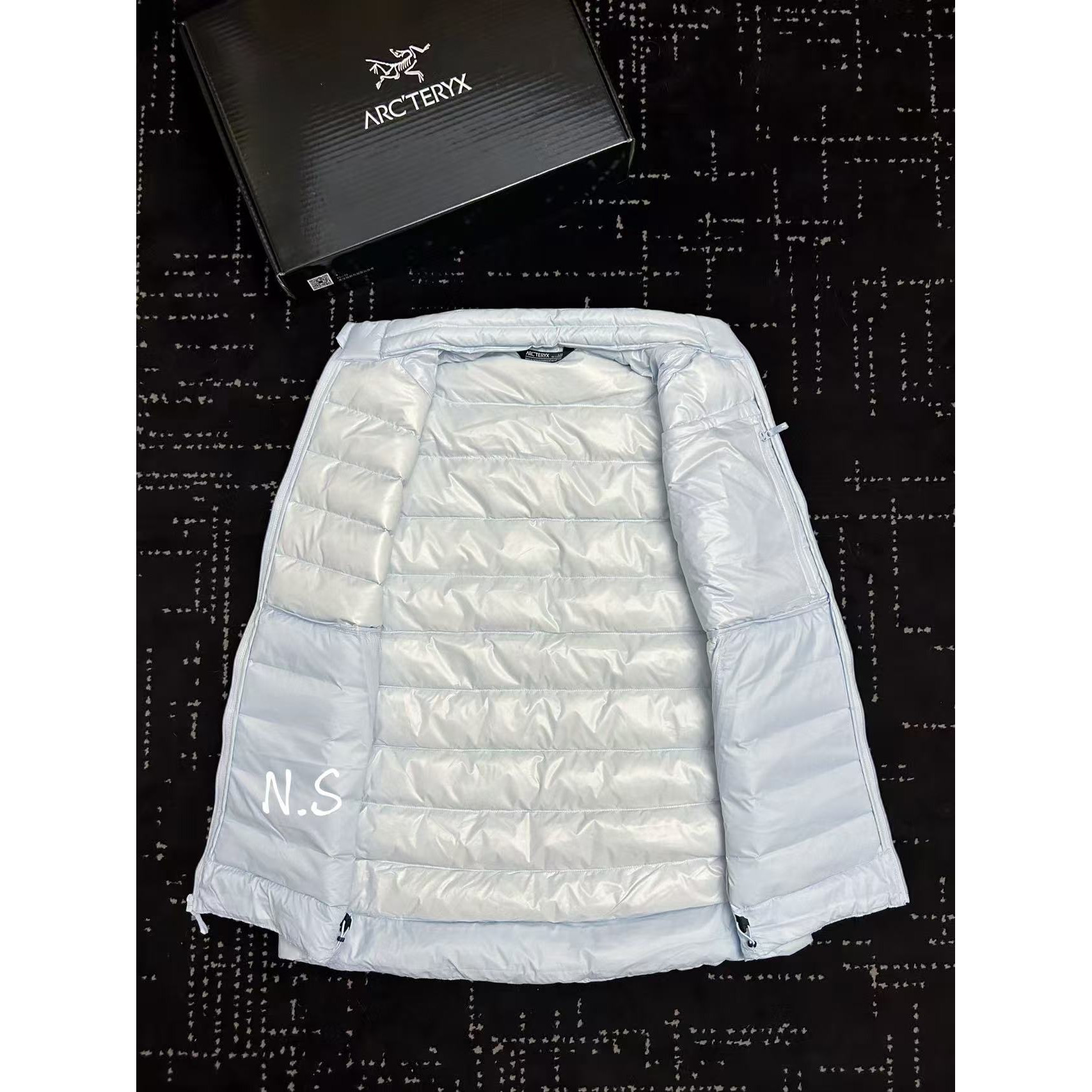 <p>Arc'teryx 立领鹅绒马甲(以太蓝)</p>