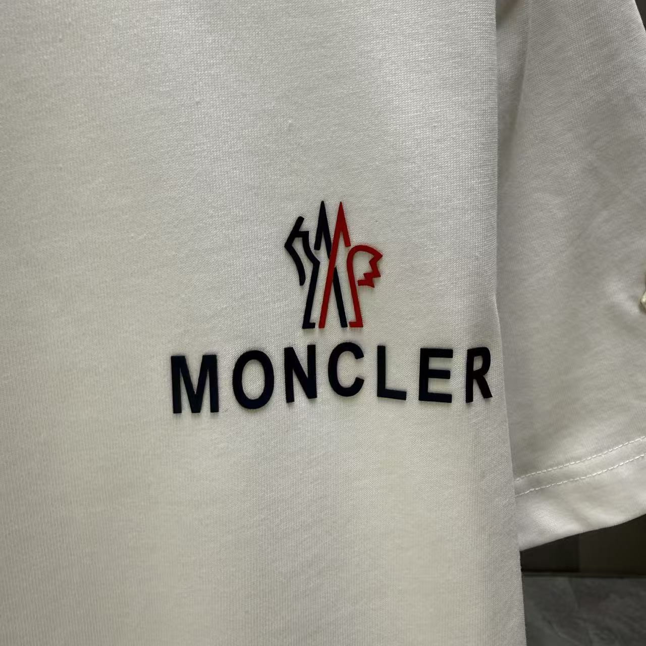 <p>Moncler 短袖T恤(白)</p>