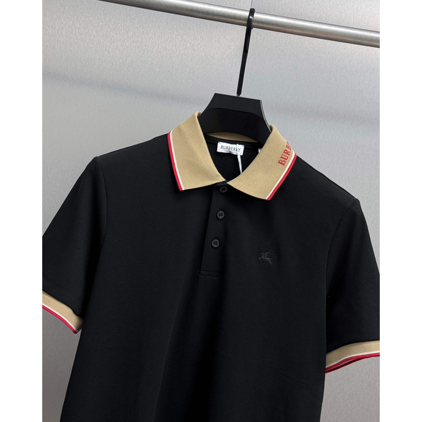 <p>BURBERRY 短袖翻领polo衫(黑)</p>