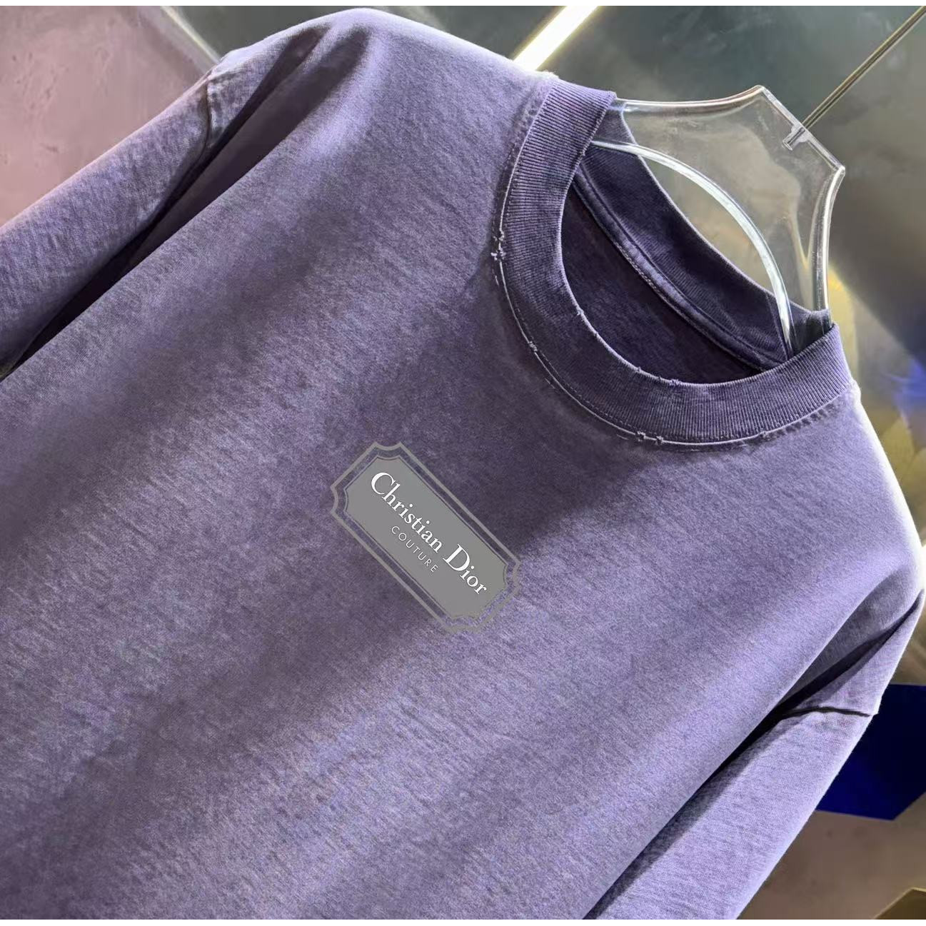 <p>DIOR&nbsp;洗水磨破短袖T恤(洗水紫)</p>